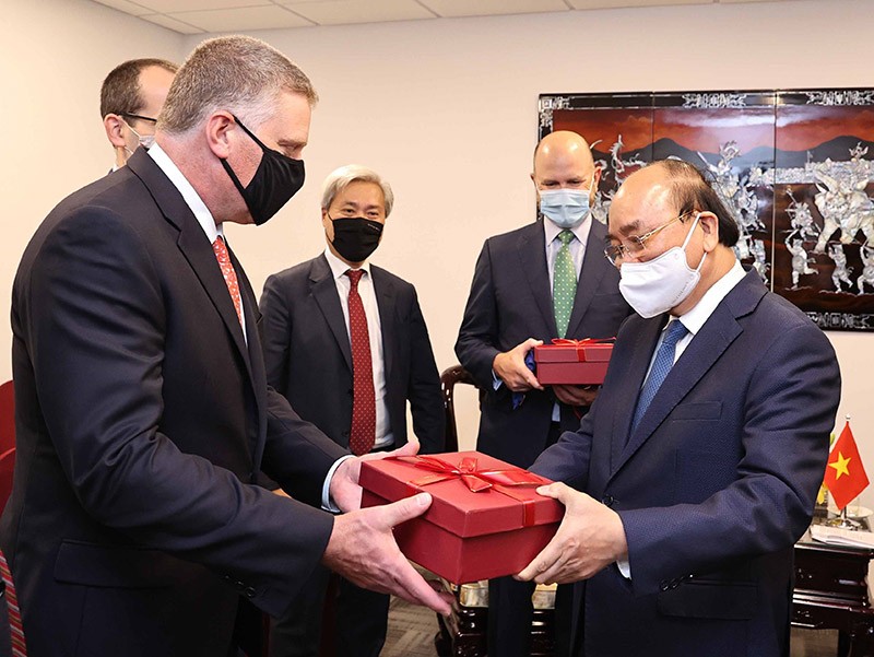 Chủ tịch nước Nguyễn Xuân Phúc tặng quà lưu niệm cho Tập đoàn Next Decade. (Nguồn: TTXVN)