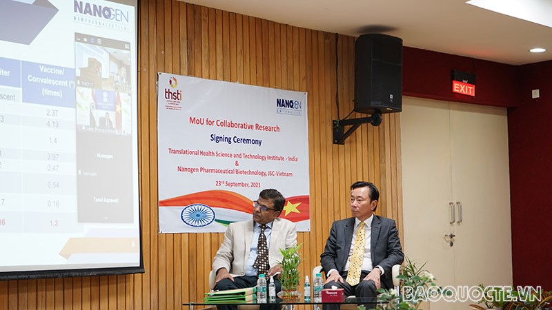 Đại sứ Phạm Sanh Châu chứng kiến lễ ký.