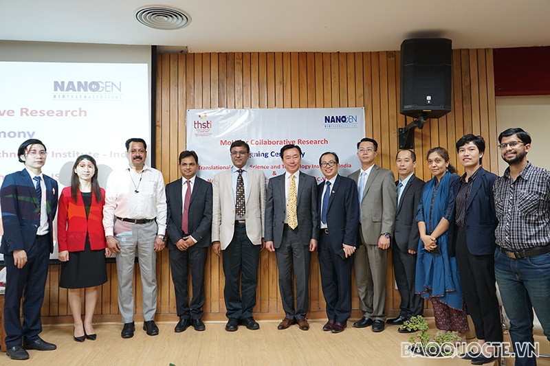 Các đại biểu chụp ảnh lưu niệm.