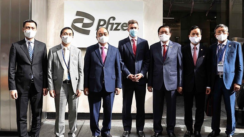 Chủ tịch nước Nguyễn Xuân Phúc gặp gỡ lãnh đạo các nước và đến thăm công ty Pfizer