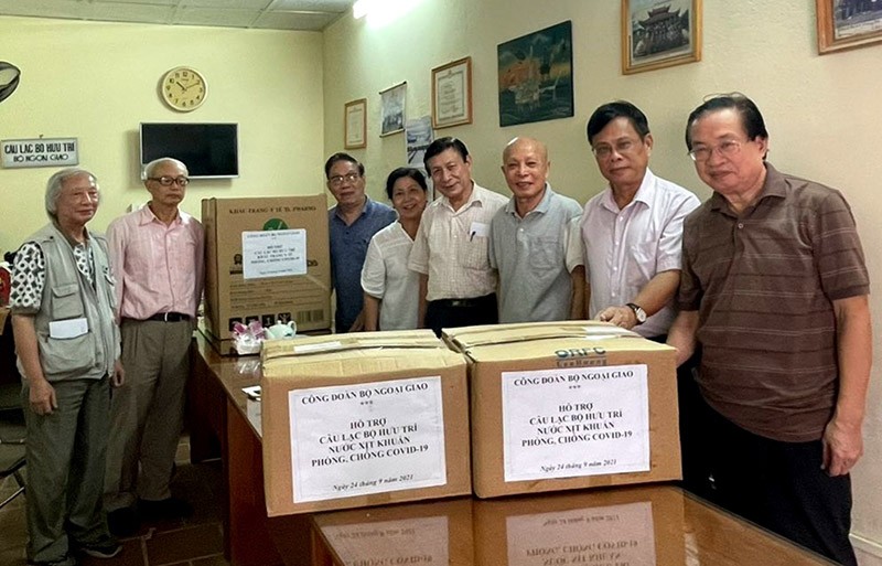 Công đoàn Bộ Ngoại giao trao vật dụng y tế cho Câu lạc bộ hưu trí Bộ Ngoại giao