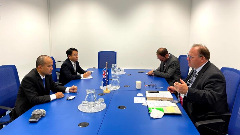 Đại sứ Nguyễn Trung Kiên làm việc với Đại sứ Australia.