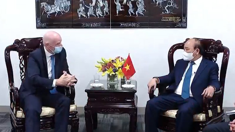 Chủ tịch nước Nguyễn Xuân Phúc tiếp Chủ tịch FIFA Gianni Infantino. (Ảnh chụp màn hình)