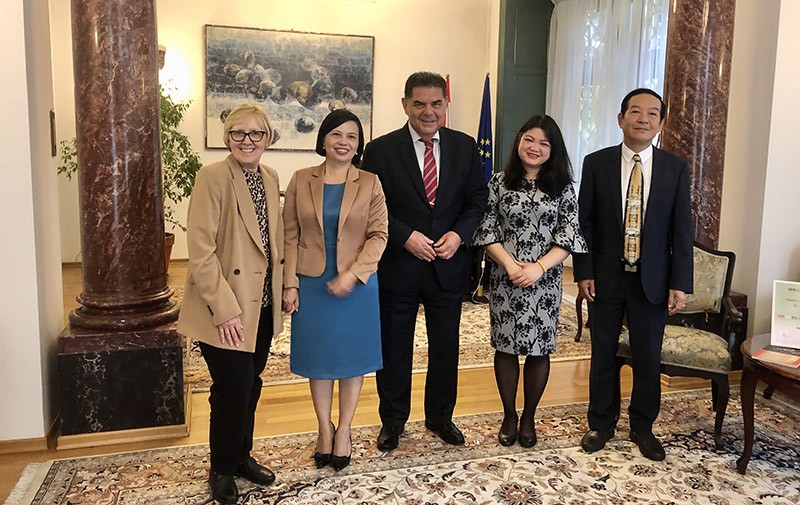 Đại sứ Nguyễn Thị Bích Thảo làm việc với Đại sứ Croatia tại Hungary Mladen Andrlić.