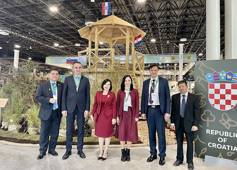 Đại sứ Nguyễn Thị Bích Thảo gặp Bộ trưởng Nông nghiệp Croatia Marija Vučković khi bên lề Triển lãm quốc tế về săn bắn và thiên nhiên tại thủ đô Budapest.