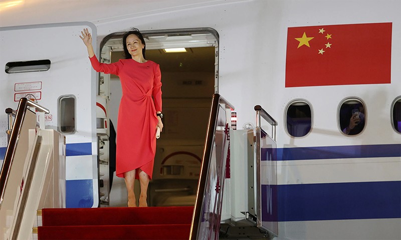 Giám đốc tài chính Huawei Mạnh Vãn Chu trở về trong bộ váy màu đỏ, màu của quốc kỳ Trung Quốc. (Nguồn: Tân Hoa xã)