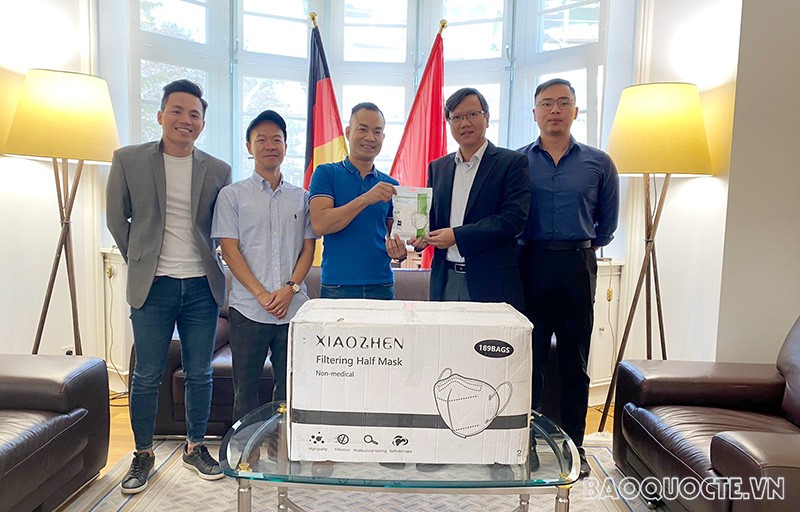 Tổng Lãnh sự quán Việt Nam tại Frankfurt tiếp nhận 100.000 khẩu trang FFP2 với tổng trị giá tương đương 55.000 euro do công ty KVN trao tặng. 