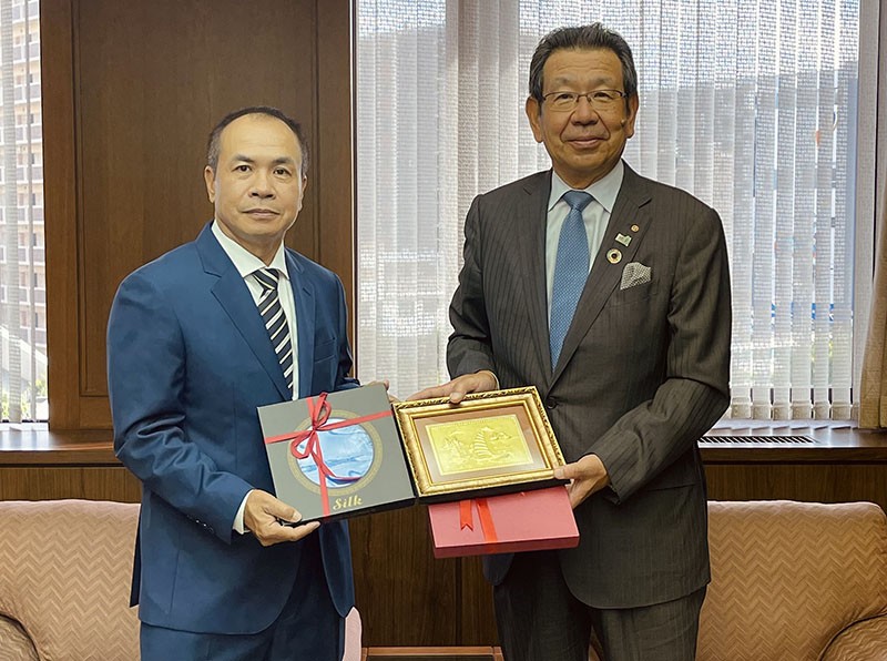 Tổng lãnh sự Nguyễn Hồng Hà và Chủ tịch Phòng Công nghiệp Thương mại thành phố Sakai Kazumasa Kuzumura.