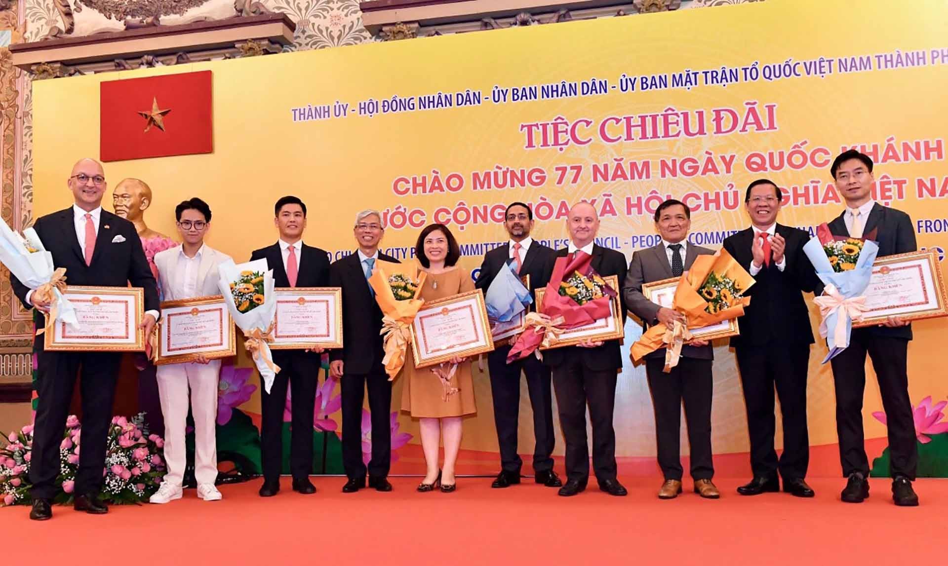 Lãnh đạo TPHCM tặng Bằng khen cho các doanh nghiệp đã có những đóng góp trong phòng, chống dịch Covid-19 vừa qua.