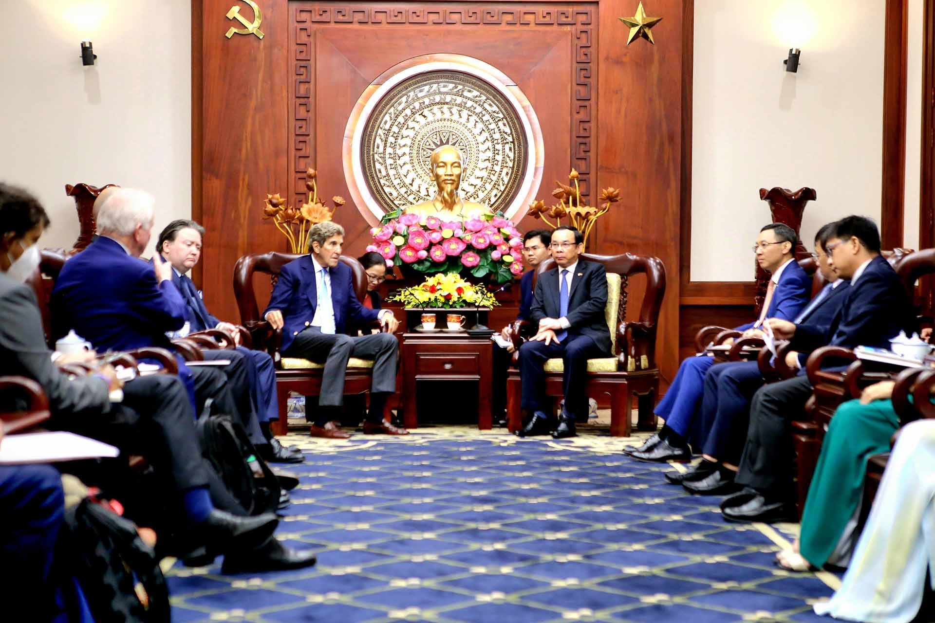 Bí thư Thành ủy thành phố Hồ Chí Minh Nguyễn Văn Nên tiếp ông John Kerry, Đặc phái viên của Tổng thống Hoa Kỳ về biến đổi khí hậu. (Nguồn: TTXVN) Bí thư Thành ủy thành phố Hồ Chí Minh Nguyễn Văn Nên tiếp ông John Kerry, Đặc phái viên của Tổng thống Hoa Kỳ về biến đổi khí hậu. (Nguồn: TTXVN)