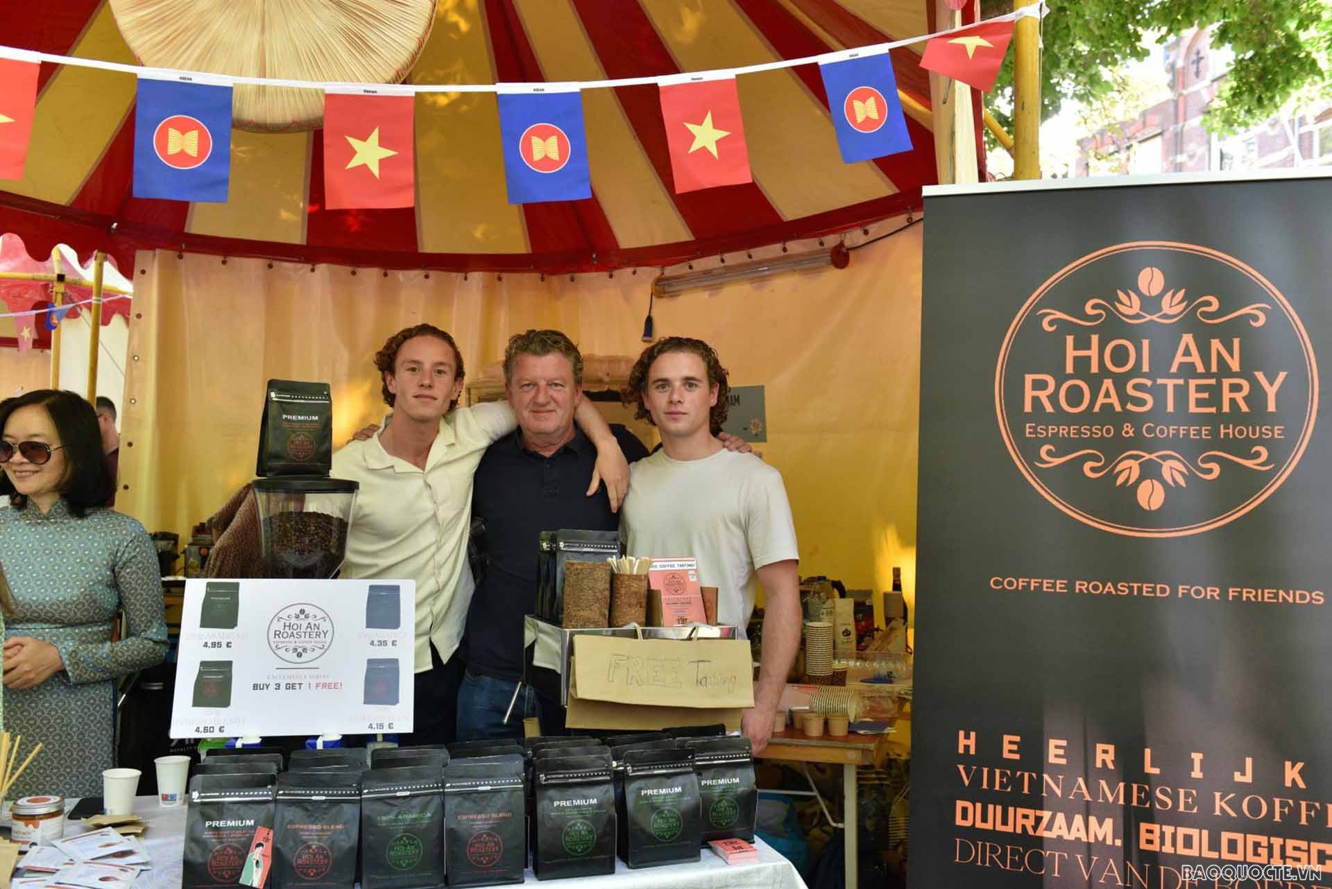 Đại sứ quán Việt Nam tại Hà Lan tham dự Lễ hội đoàn ngoại giao 2022