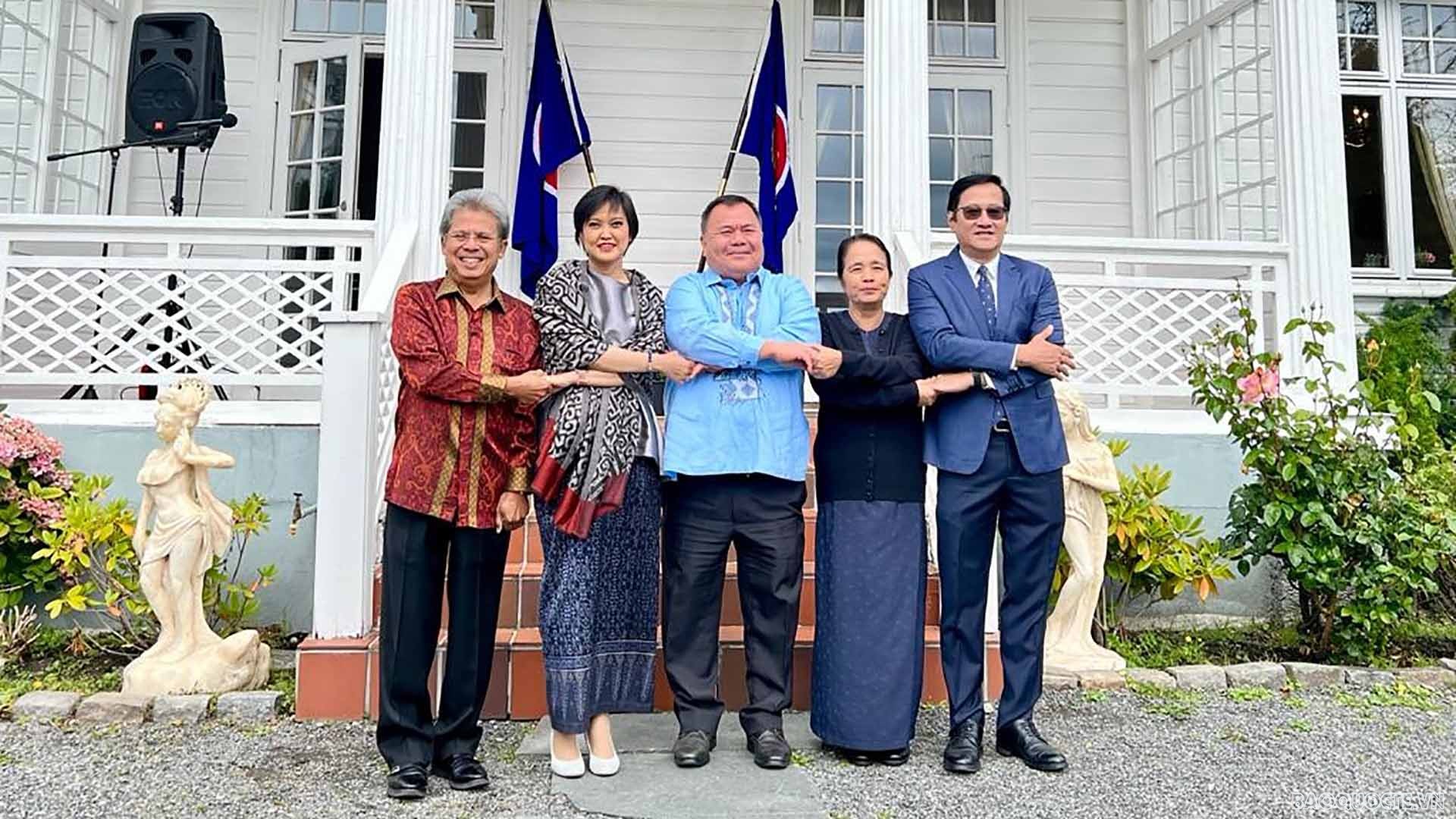 Đại sứ các nước ASEAN tại Oslo chụp ảnh lưu niệm.