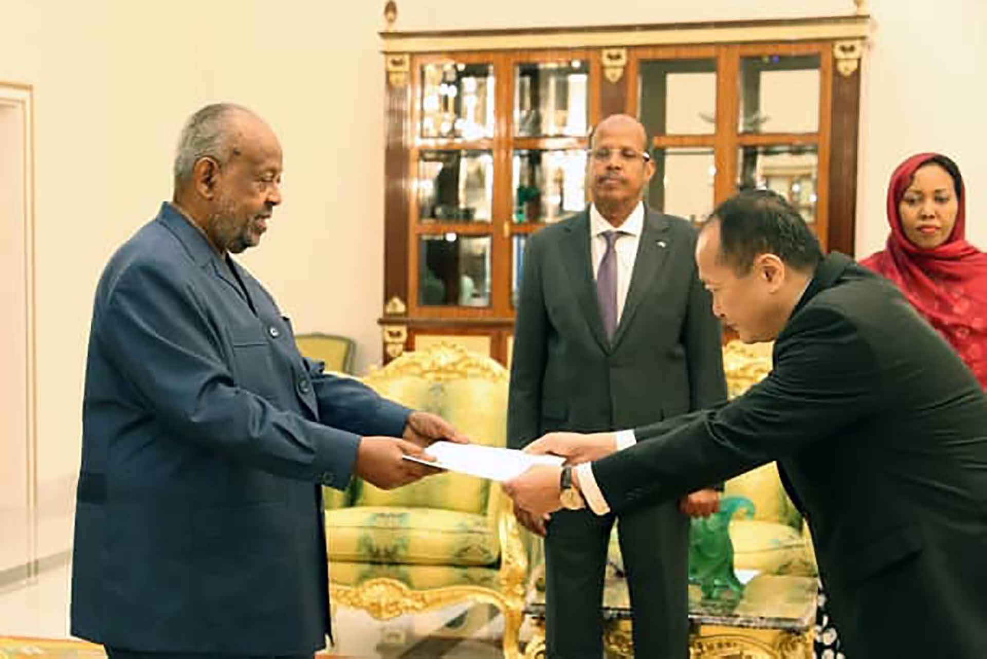 Đại sứ Nguyễn Huy Dũng trình Thư ủy nhiệm lên Tổng thống Djibouti Ismail Omar Guelleh. Đại sứ Nguyễn Huy Dũng trình Thư ủy nhiệm lên Tổng thống Djibouti Ismail Omar Guelleh.