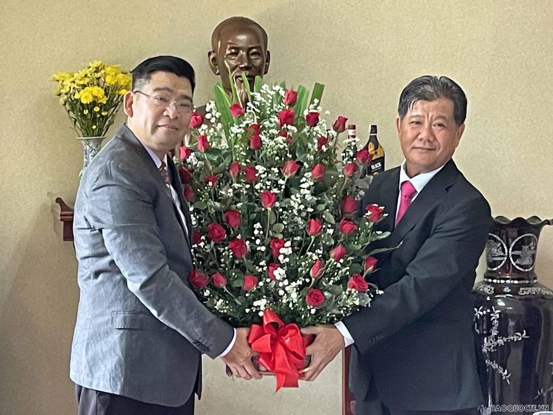 Đại sứ Hoàng Huy Chung và Đại sứ Lào Songkane Luangmuninthone.