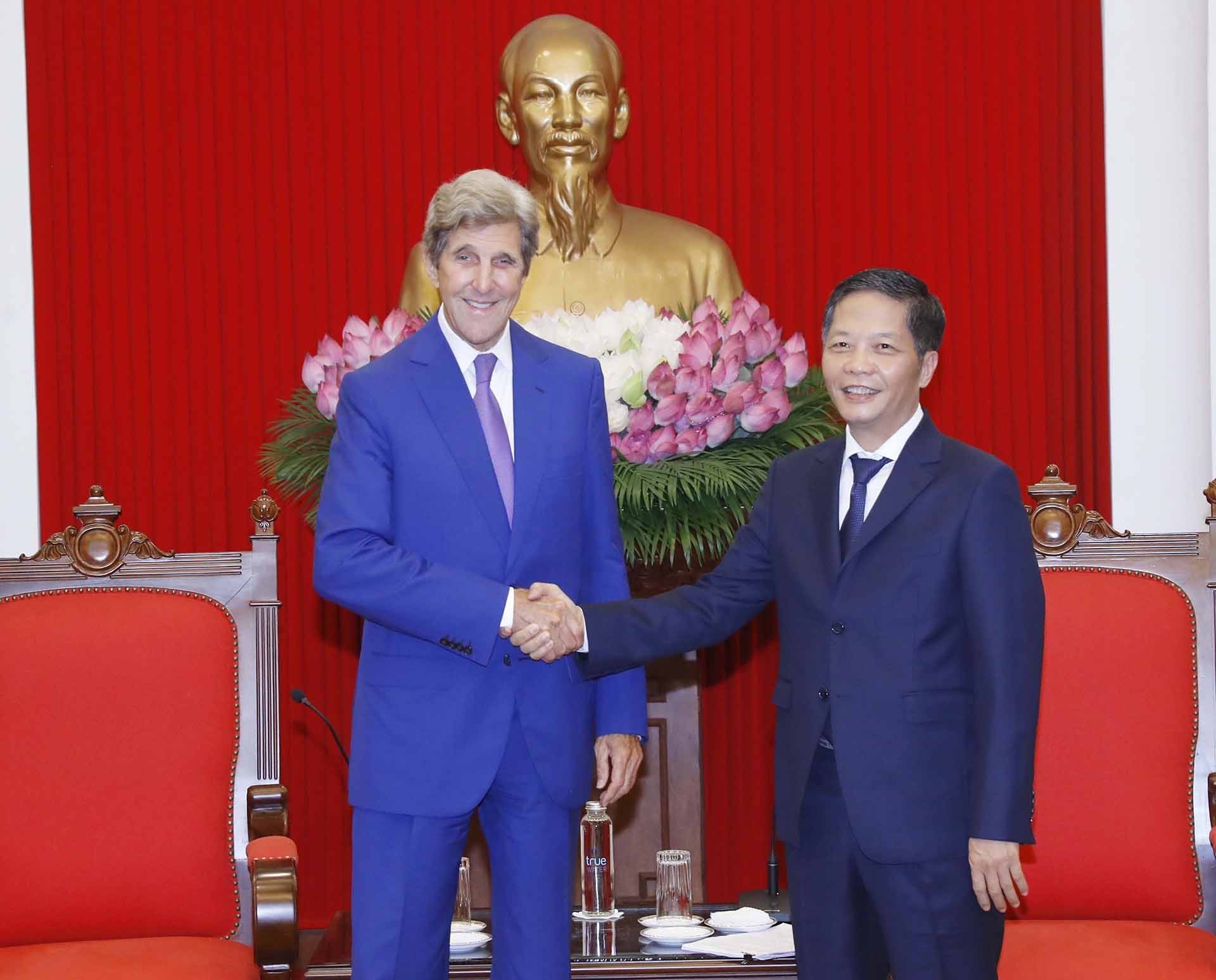 Trưởng Ban Kinh tế Trung ương Trần Tuấn Anh tiếp Đặc phái viên của Tổng Thống Mỹ về Biến đổi khí hậu John Kerry. (Nguồn: TTXVN) Trưởng Ban Kinh tế Trung ương Trần Tuấn Anh tiếp Đặc phái viên của Tổng Thống Mỹ về Biến đổi khí hậu John Kerry. (Nguồn: TTXVN)