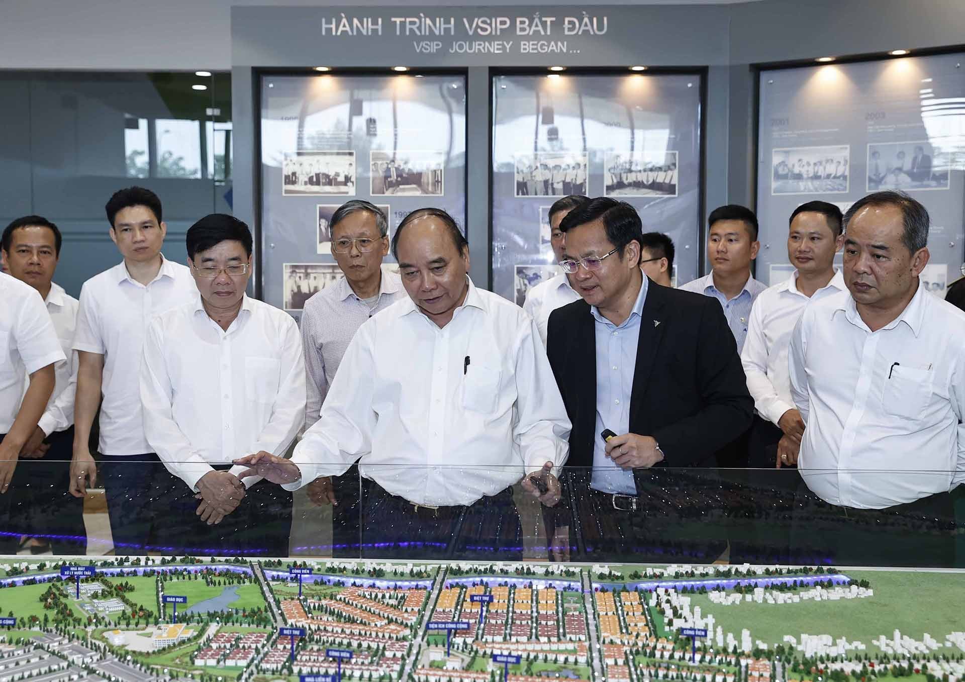 Chủ tịch nước Nguyễn Xuân Phúc thăm Khu Công nghiệp Việt Nam-Singapore (VSIP) tại huyện Hưng Nguyên, tỉnh Nghệ An. (Nguồn: TTXVN) Chủ tịch nước Nguyễn Xuân Phúc thăm Khu Công nghiệp Việt Nam-Singapore (VSIP) tại huyện Hưng Nguyên, tỉnh Nghệ An. (Nguồn: TTXVN)