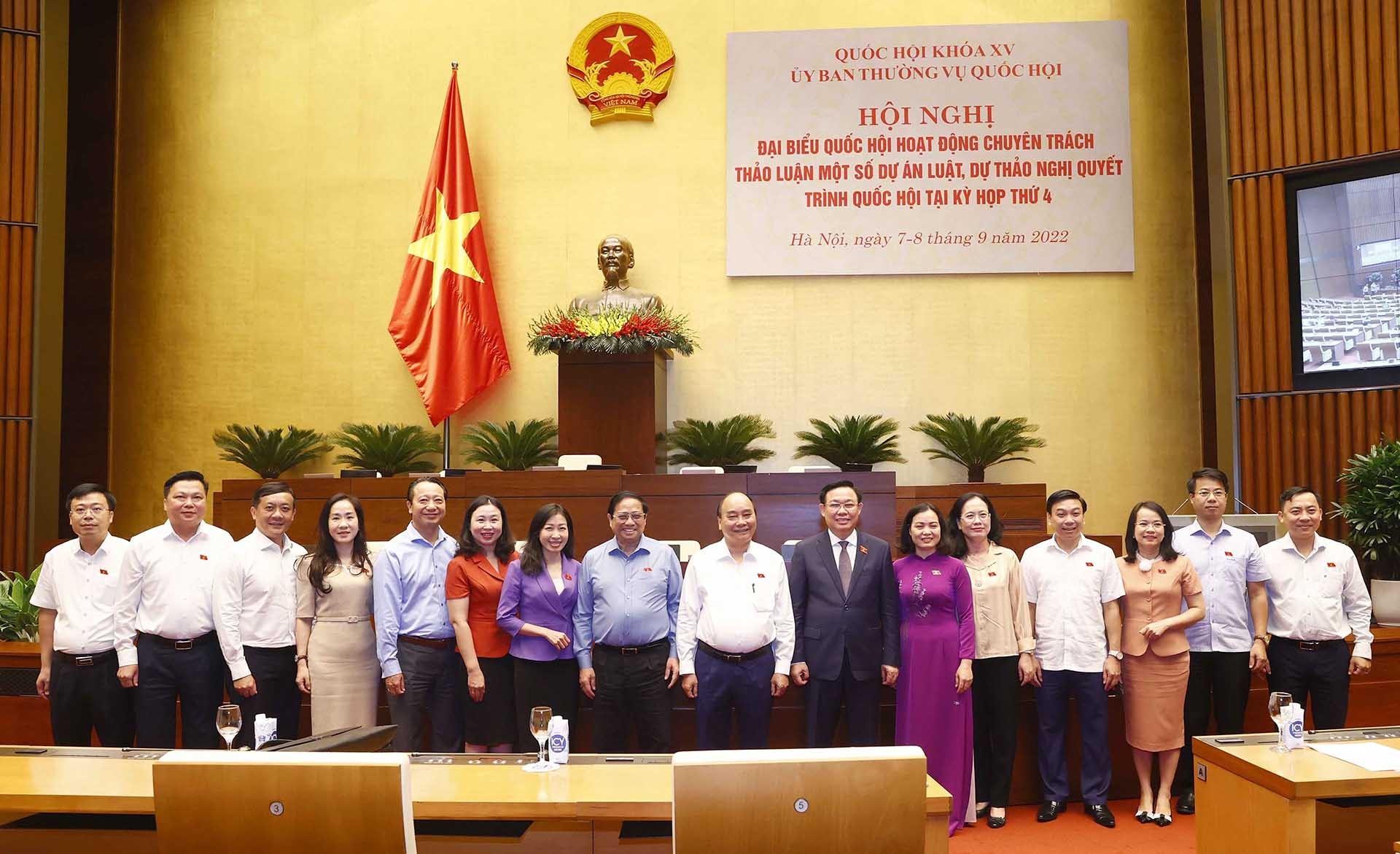 Chủ tịch nước Nguyễn Xuân Phúc, Thủ tướng Phạm Minh Chính, Chủ tịch Quốc hội Vương Đình Huệ với đại biểu dự hội nghị. (Nguồn: TTXVN)