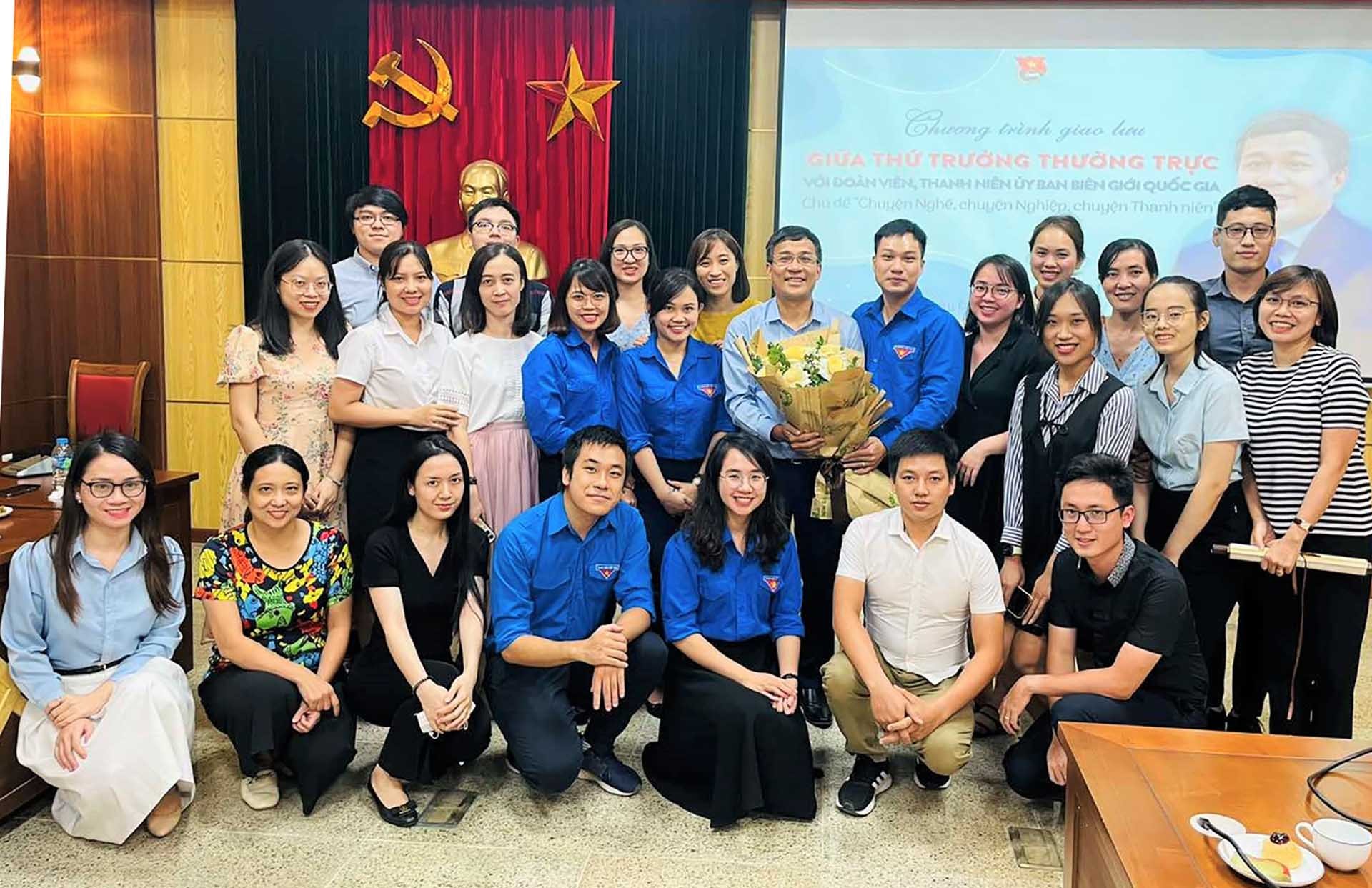 Đoàn Thanh niên Ủy ban Biên giới quốc gia chụp ảnh kỷ niệm cùng  Thứ trưởng Thường trực Nguyễn Minh Vũ. (Ảnh: Đoàn Thanh niên UBBGQG)