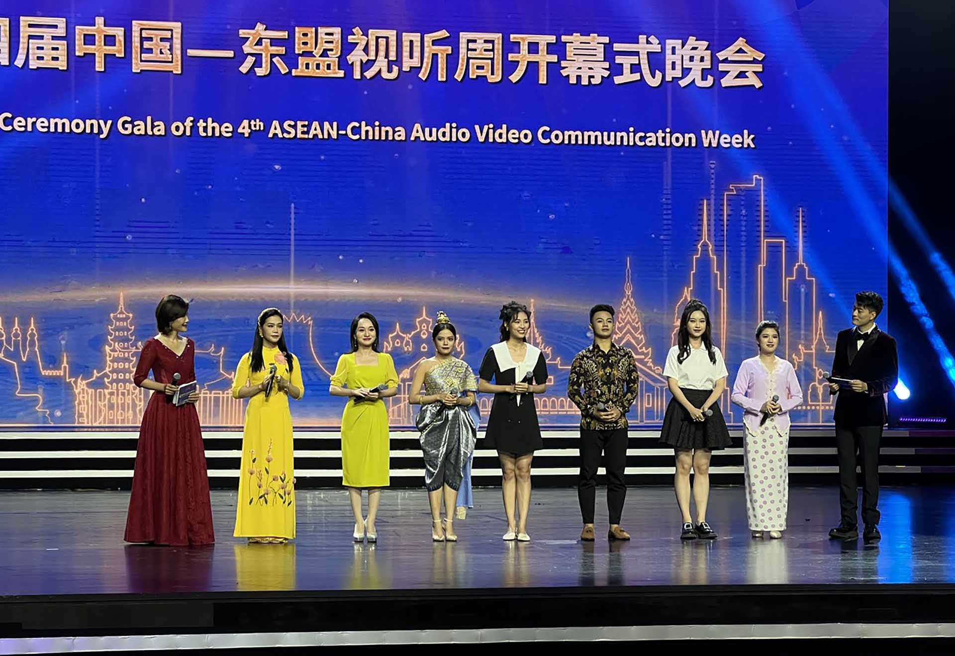 Đại diện thanh niên Việt Nam và các nước ASEAN biểu diễn tại lễ khai mạc.