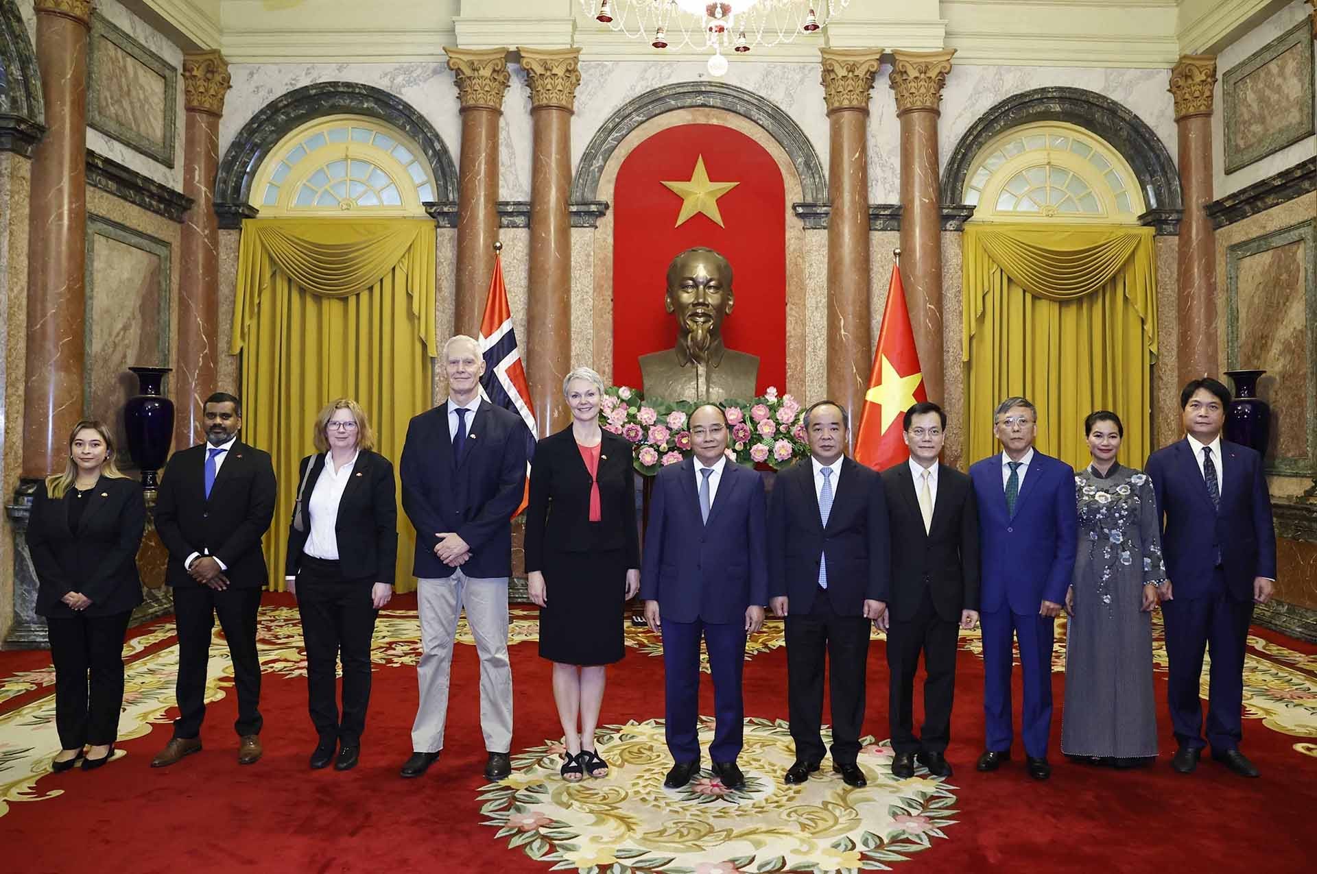 Chủ tịch nước Nguyễn Xuân Phúc tiếp các Đại sứ Anh, Na Uy, Đan Mạch và Czech trình Quốc thư