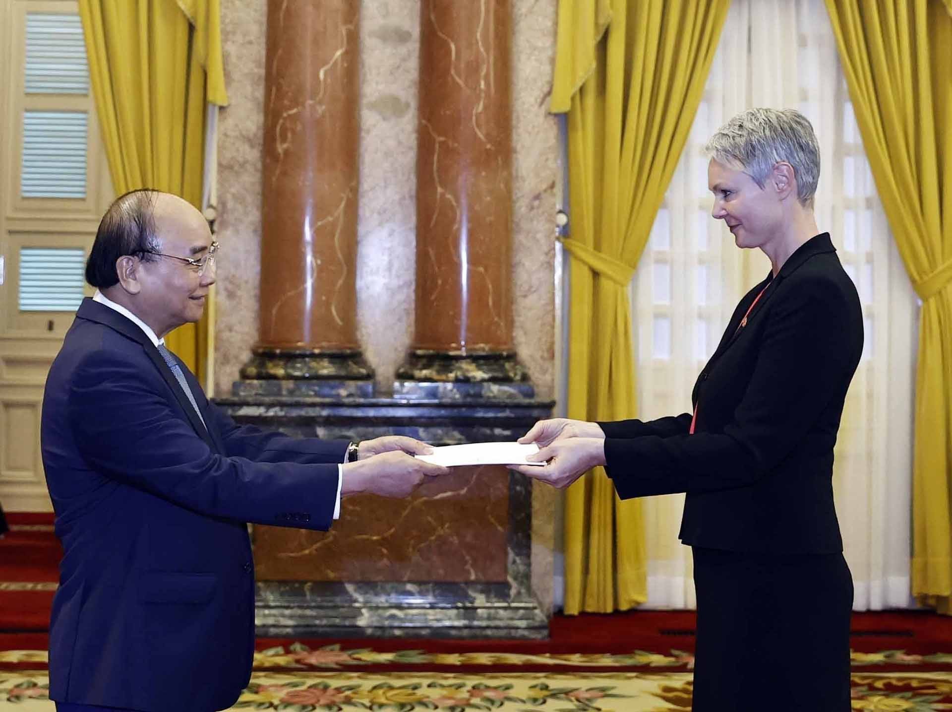 Chủ tịch nước Nguyễn Xuân Phúc tiếp các Đại sứ Anh, Na Uy, Đan Mạch và Czech trình Quốc thư