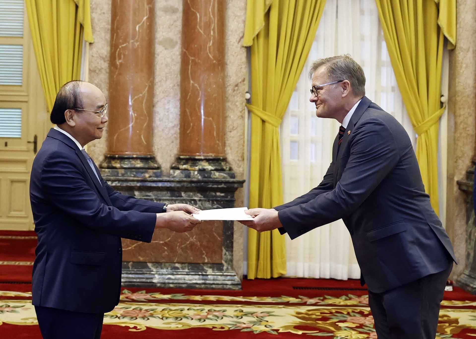 Chủ tịch nước Nguyễn Xuân Phúc tiếp các Đại sứ Anh, Na Uy, Đan Mạch và Czech trình Quốc thư