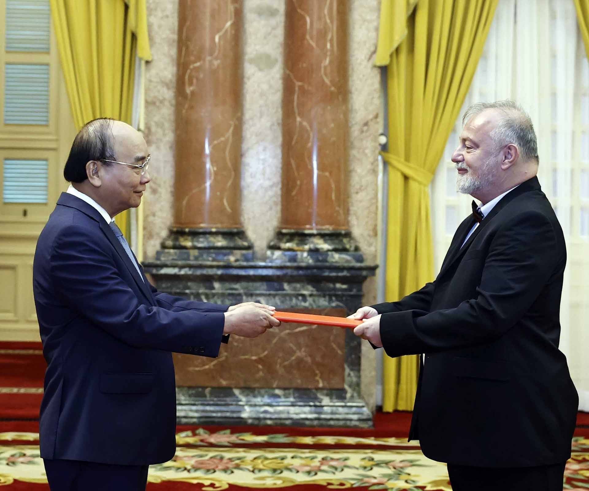 Chủ tịch nước Nguyễn Xuân Phúc tiếp các Đại sứ Anh, Na Uy, Đan Mạch và Czech trình Quốc thư