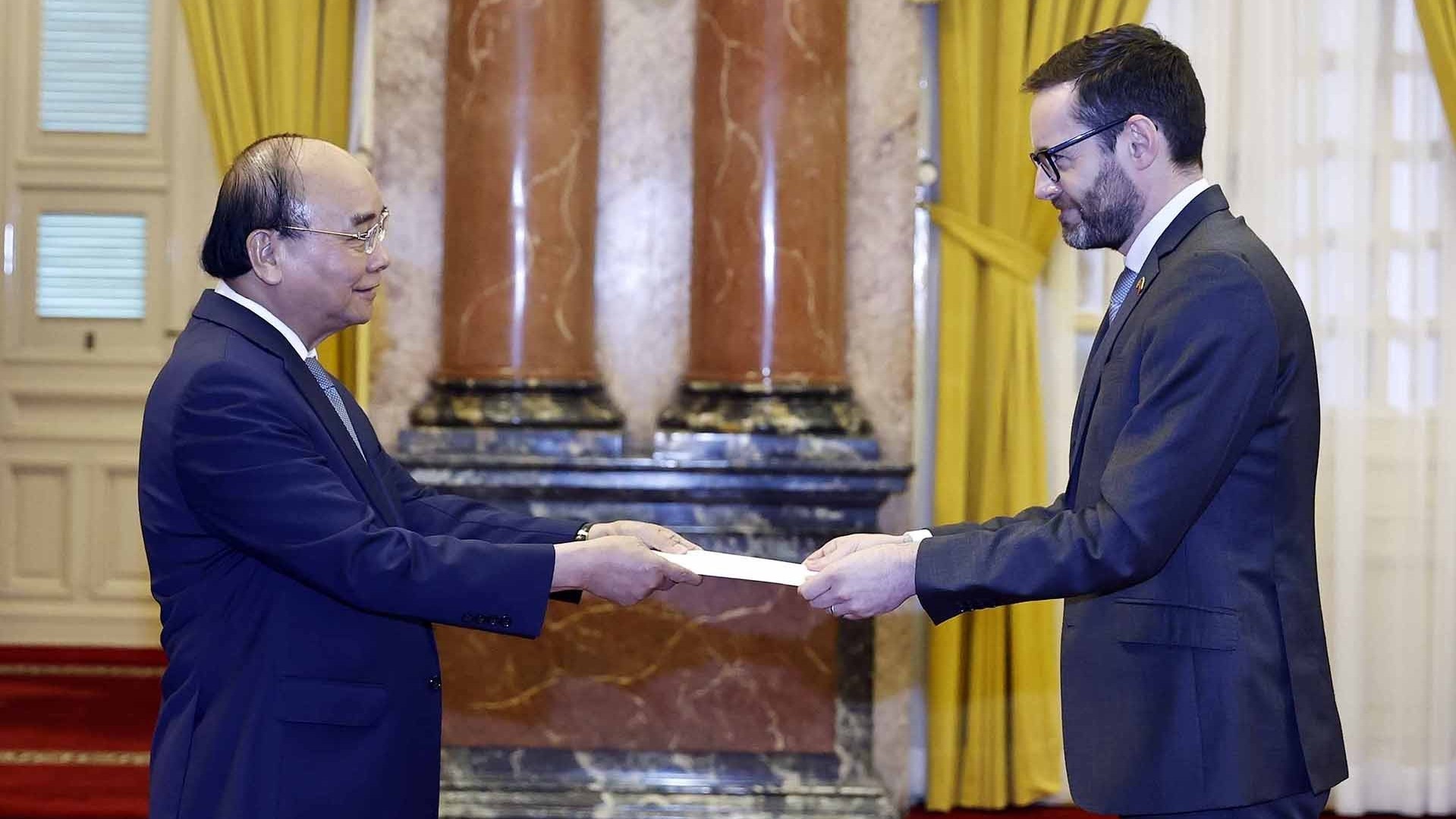 Chủ tịch nước Nguyễn Xuân Phúc tiếp các Đại sứ Anh, Na Uy, Đan Mạch và Czech trình Quốc thư