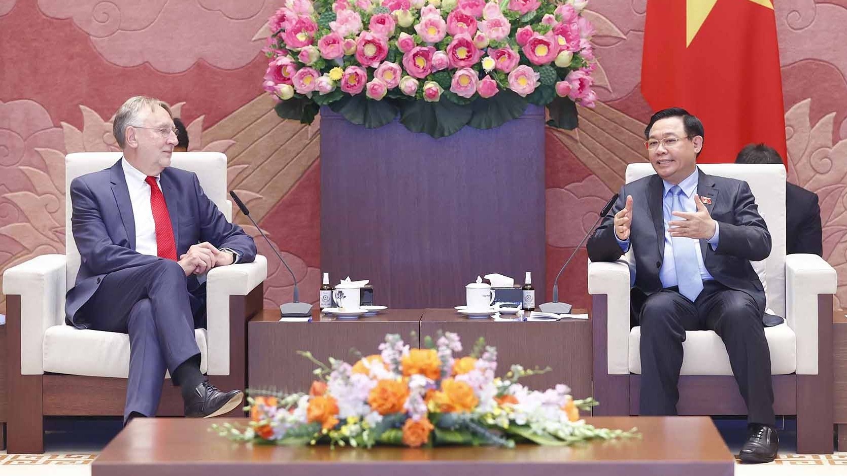 chu tich quoc hoi vuong dinh hue tiep chu tich uy ban thuong mai quoc te cua nghi vien chau au