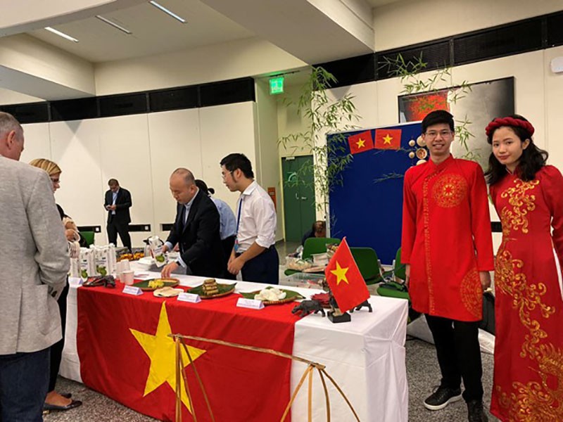 Gian hàng ẩm thực và một số sản phẩm đồ uống mang thương hiệu Việt Nam.