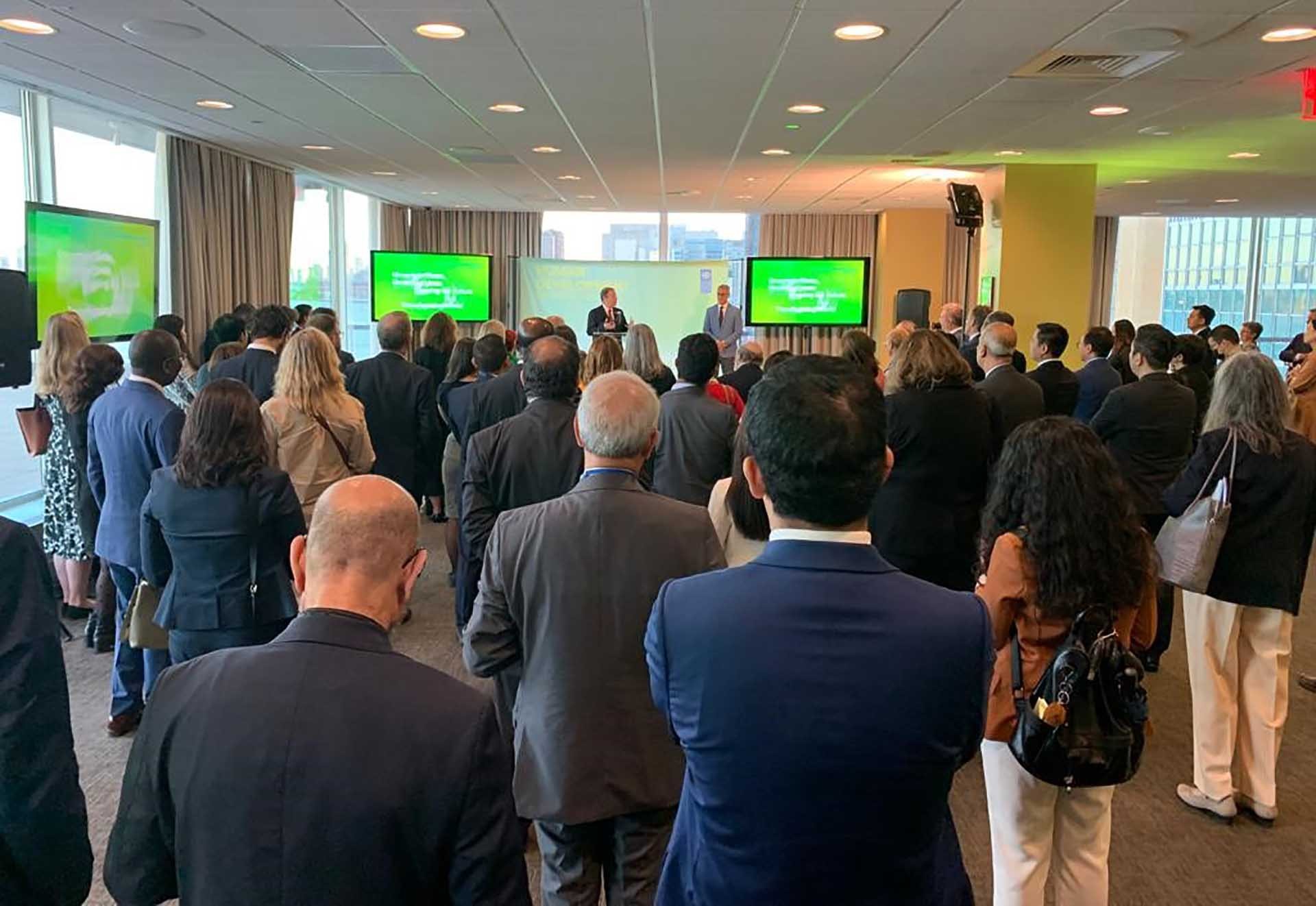 Chương trình Phát triển Liên hợp quốc (UNDP) tổ chức lễ công bố Báo cáo phát triển con người năm 2021-2022. 