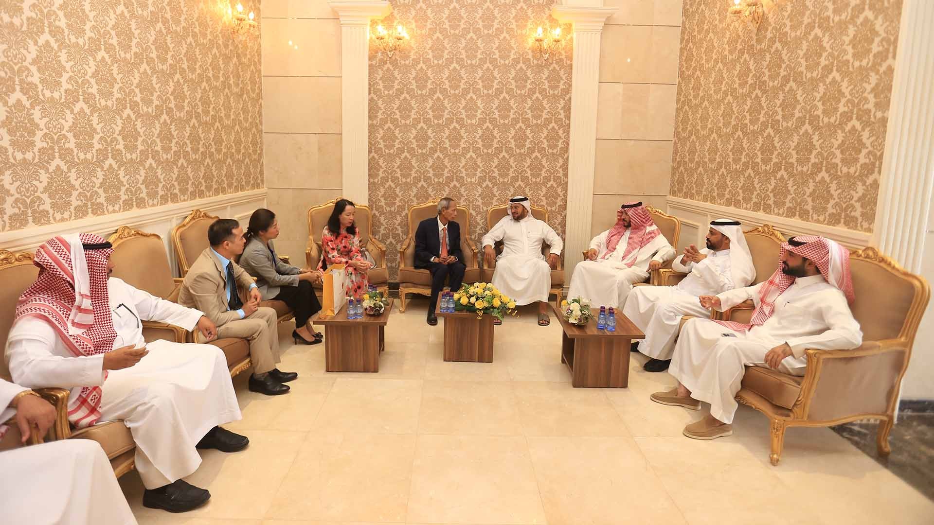 Đoàn Đại sứ quán Việt Nam làm việc với Ban lãnh đạo Phòng Thương mại Al Kharj.