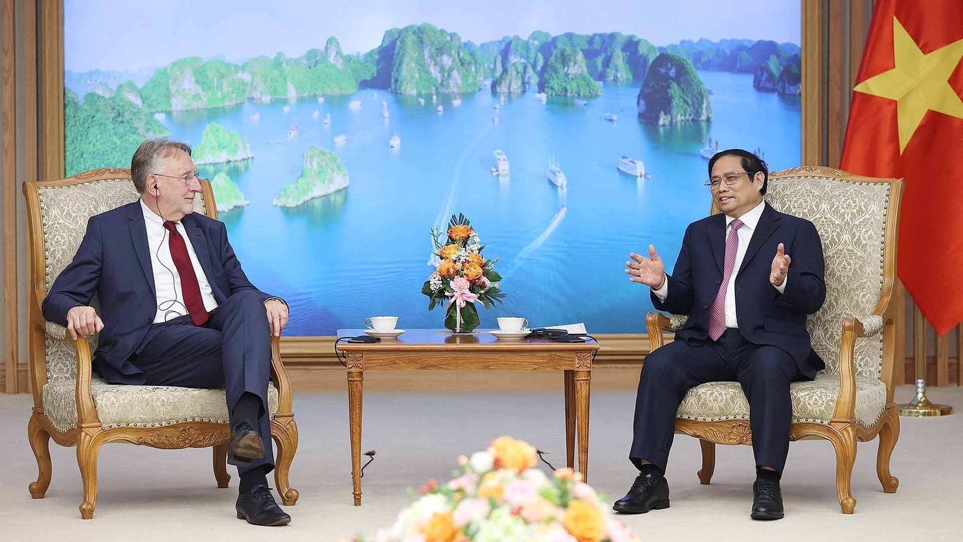 hop tac thuong mai dau tu la tru cot quan trong trong quan he viet nameu