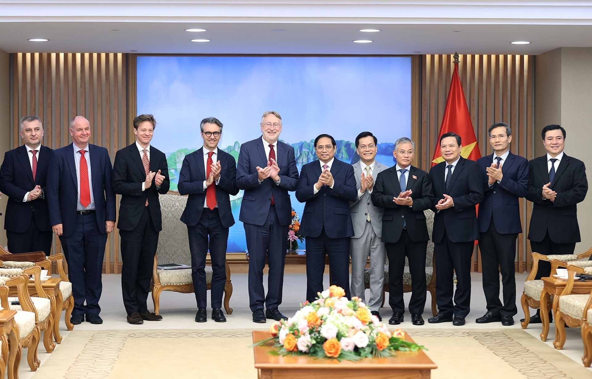 Thủ tướng Phạm Minh Chính và ông Bernd Lange, Chủ tịch Ủy ban Thương mại quốc tế của Nghị viện châu Âu cùng các đại biểu. (Nguồn: TTXVN)