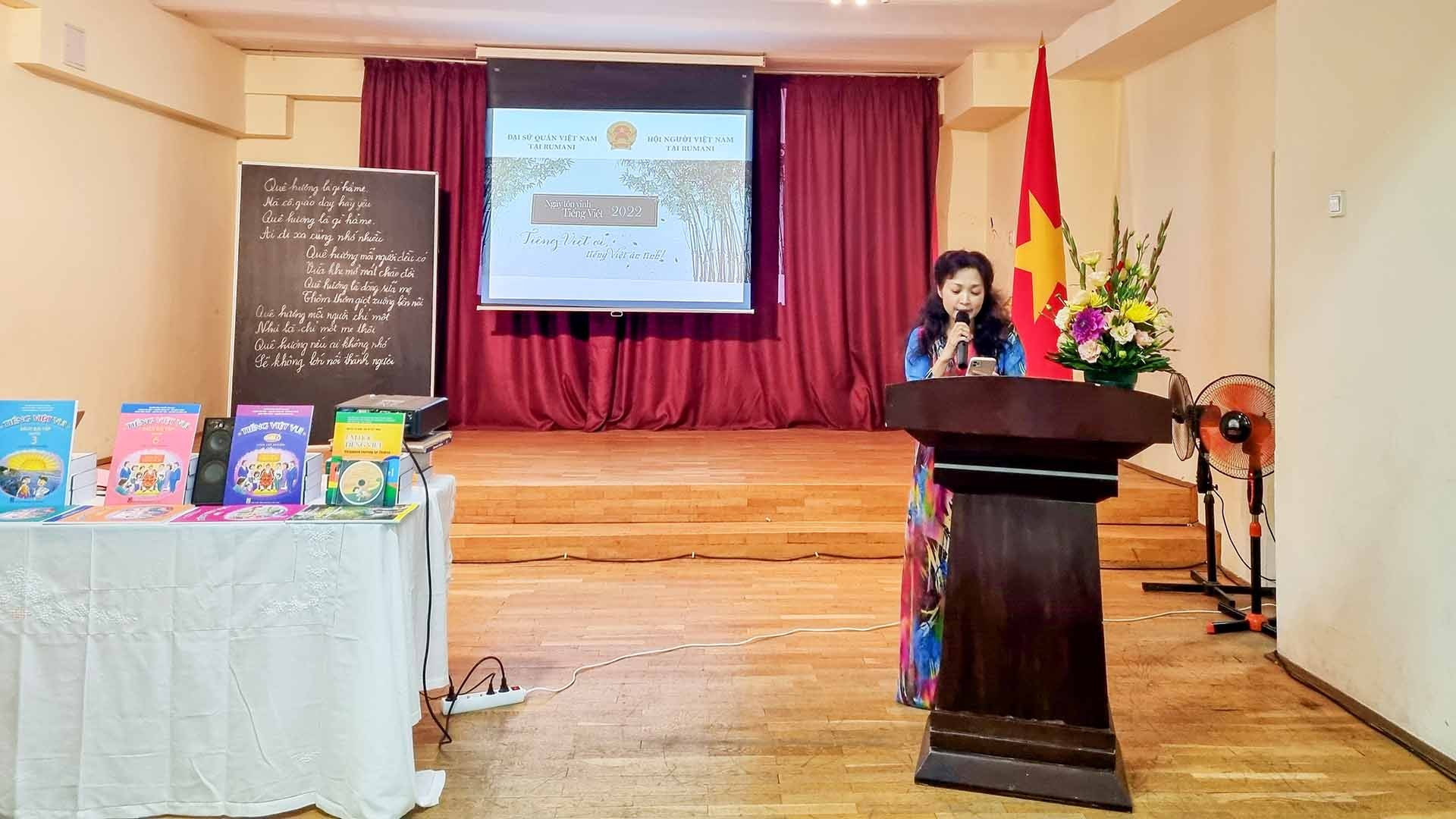 Chị Nguyễn Hồng Liên, Phó Chủ nhiệm Câu lạc bộ Phụ nữ, giảng viên lớp tiếng Việt phát biểu tại sự kiện.