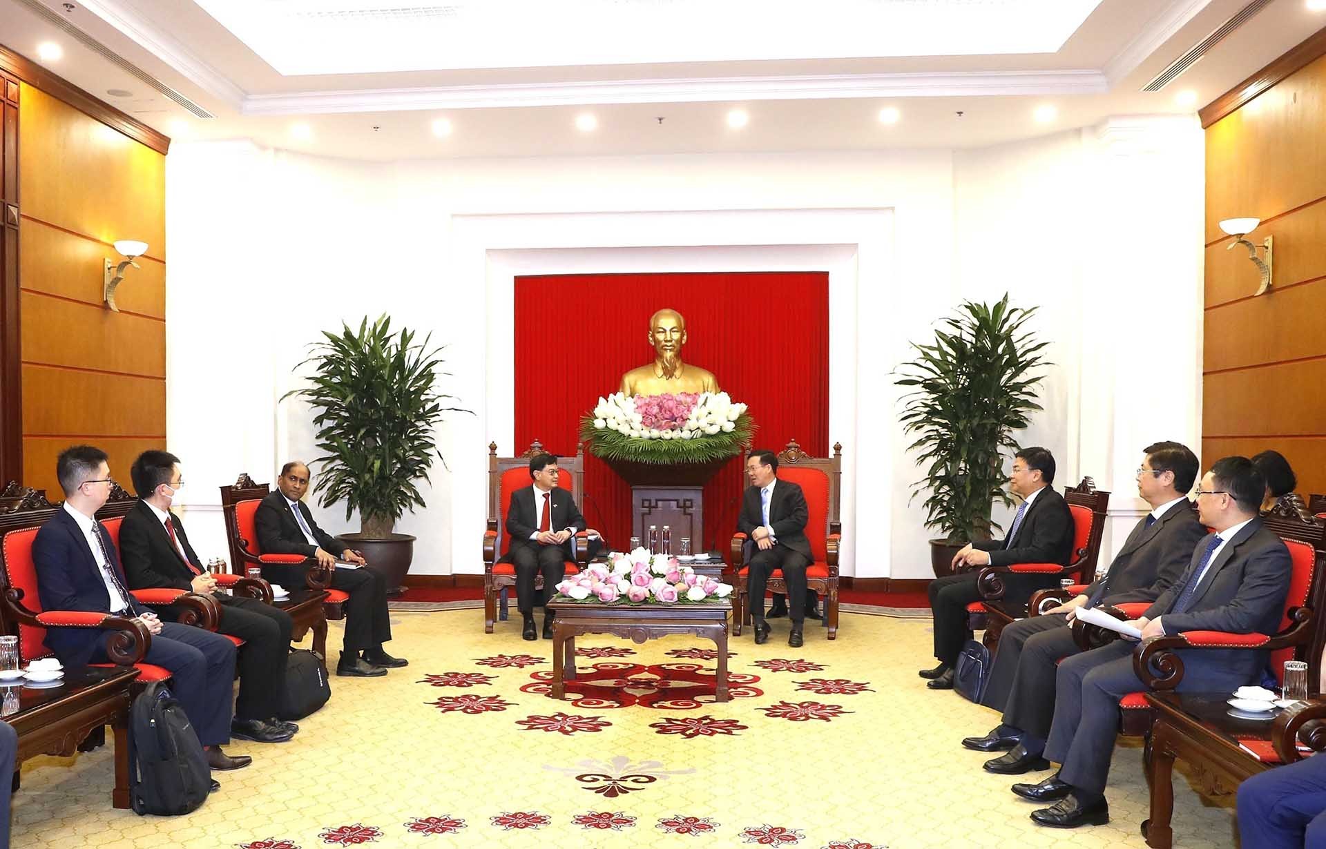 Thường trực Ban Bí thư Võ Văn Thưởng hội kiến với Phó Thủ tướng, Bộ trưởng điều phối chính sách kinh tế Singapore Heng Swee Keat. (Nguồn: TTXVN)