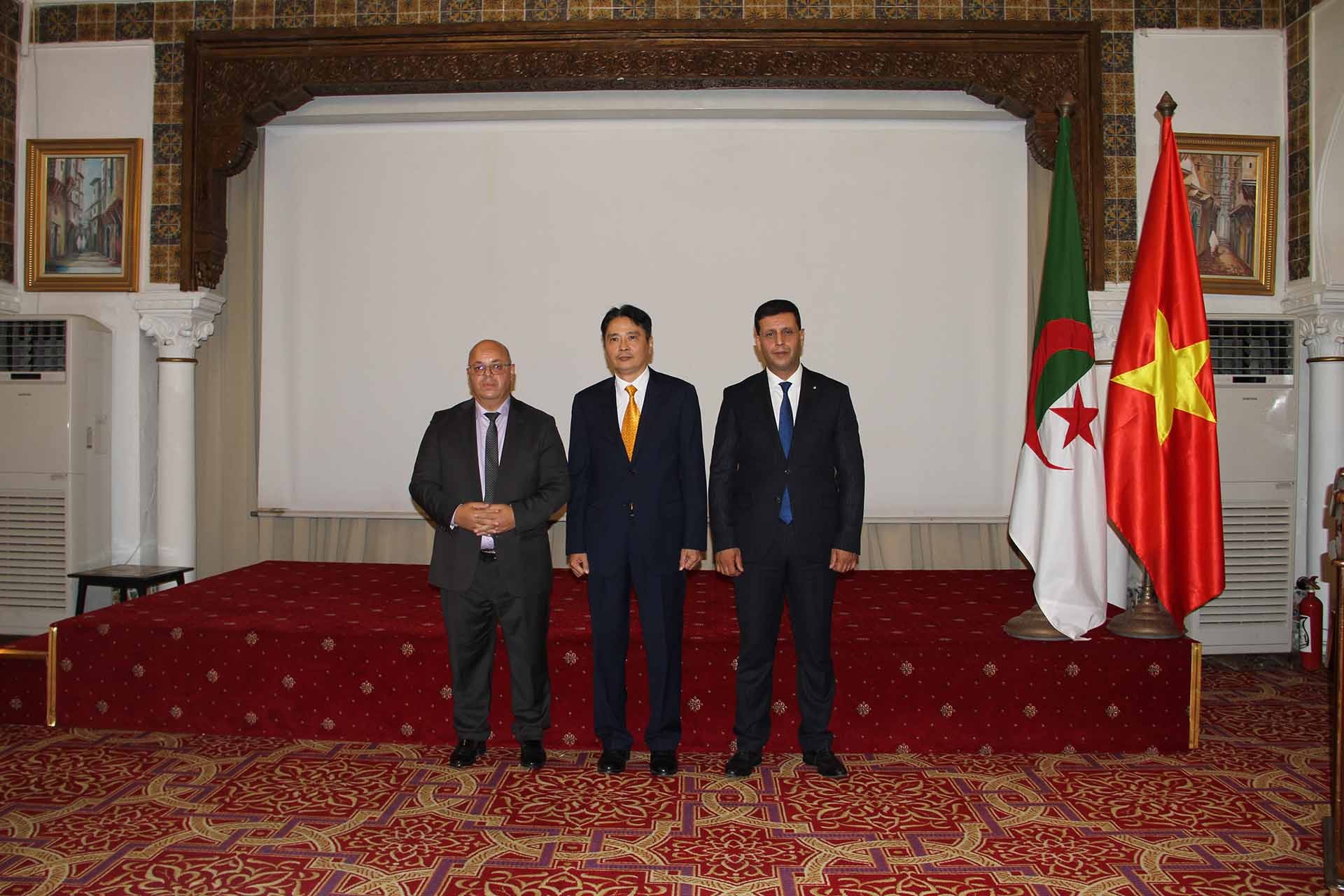Đại sứ Nguyễn Thành Vinh và Bộ trưởng Bộ Cựu chiến binh và Người có công Algeria, Bộ trưởng Bộ Du lịch và Thủ công mỹ nghệ Algeria.