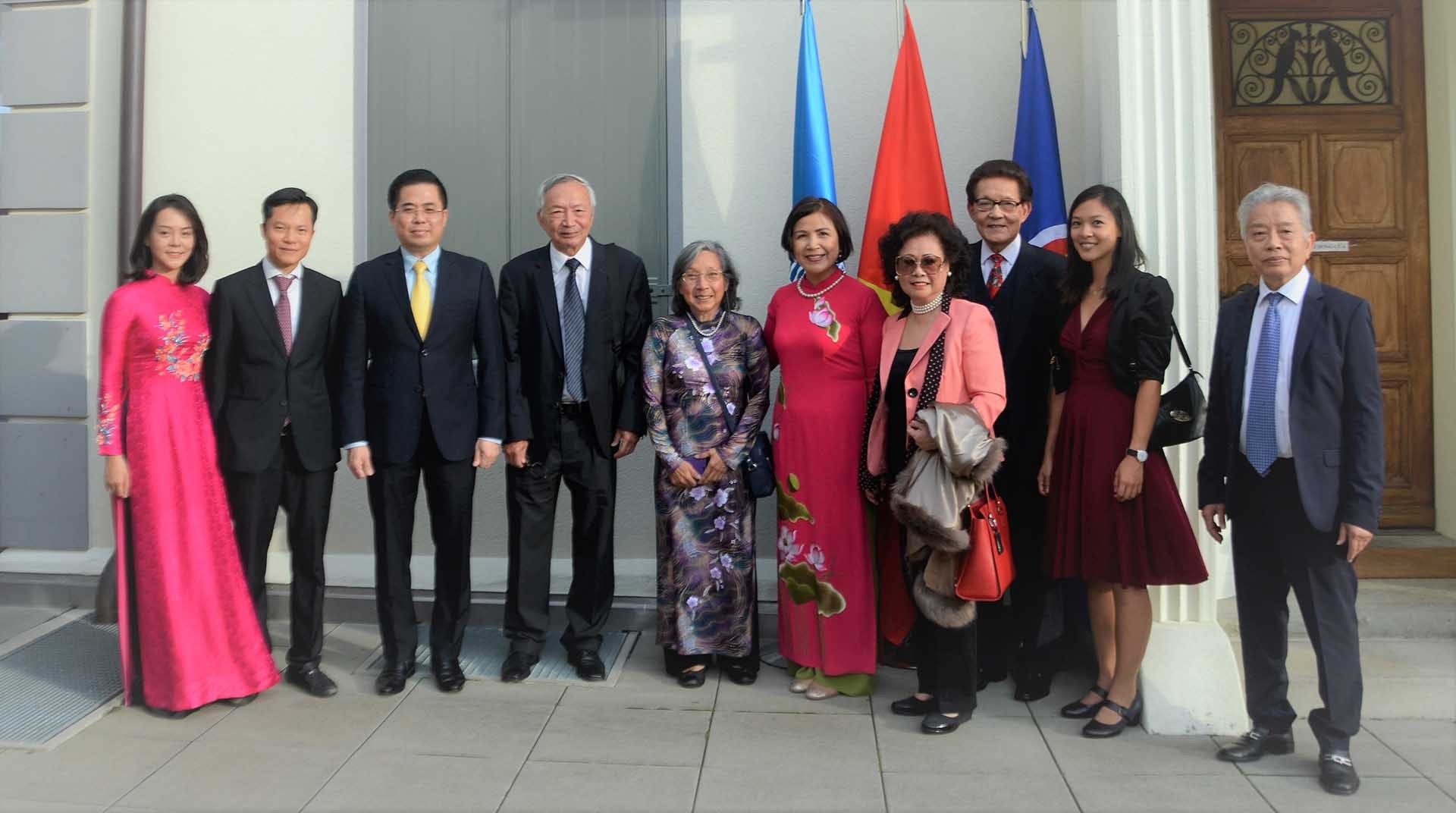 Thứ trưởng Bộ KHCN Nguyễn Hoàng Giang và Đại sứ Lê Thị Tuyết Mai chào đón Chủ tịch, Tổng thư ký và đại diện Ban tư vấn Hội người Việt Nam tại Thụy Sỹ đến dự Lễ kỷ niệm. (Nguồn: TTXVN) Thứ trưởng Bộ KHCN Nguyễn Hoàng Giang và Đại sứ Lê Thị Tuyết Mai chào đón Chủ tịch, Tổng thư ký và đại diện Ban tư vấn Hội người Việt Nam tại Thụy Sỹ đến dự Lễ kỷ niệm. (Nguồn: TTXVN)