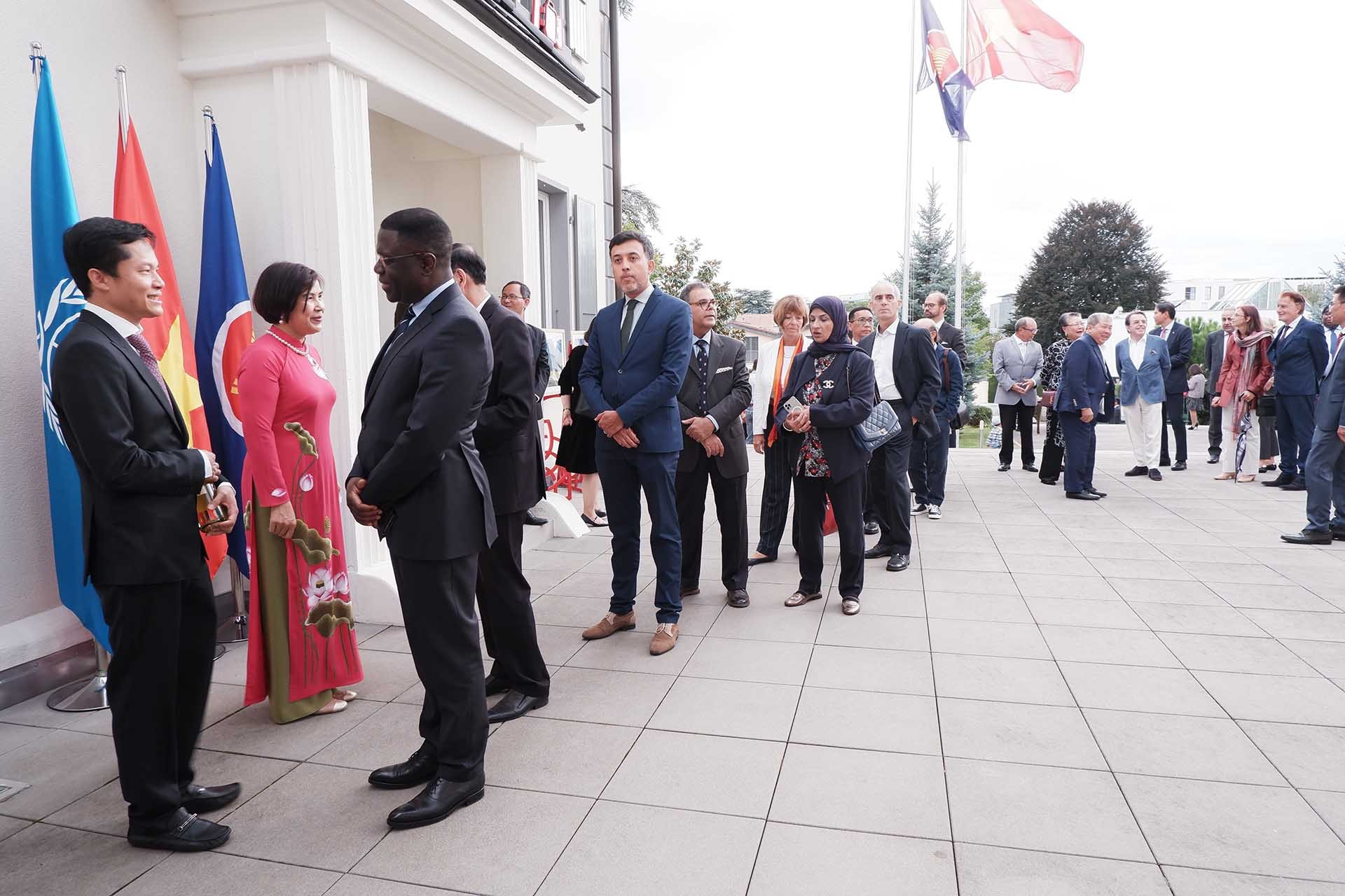 Đại sứ Lê Thị Tuyết Mai và Tham tán Công sứ Cung Đức Hân chào đón khách đến dự Lễ kỷ niệm tại Phái đoàn Việt Nam ở Geneva. (Nguồn: TTXVN) Đại sứ Lê Thị Tuyết Mai và Tham tán Công sứ Cung Đức Hân chào đón khách đến dự Lễ kỷ niệm tại Phái đoàn Việt Nam ở Geneva. (Nguồn: TTXVN)