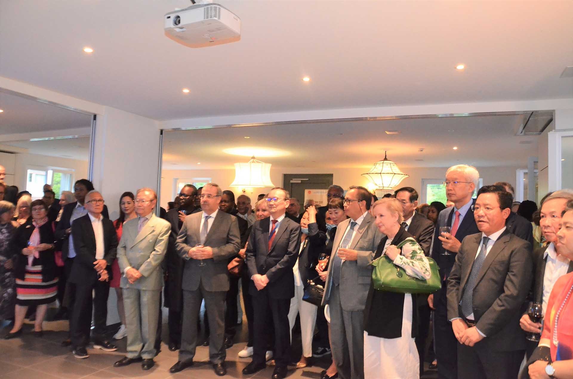 Một góc quang cảnh khách tham dự Lễ kỷ niệm 77 năm Quốc khánh và 45 năm Việt Nam tham gia LHQ tại Phái đoàn Việt Nam ở Geneva, ngày 14/9. (Nguồn: TTXVN) Một góc quang cảnh khách tham dự Lễ kỷ niệm 77 năm Quốc khánh và 45 năm Việt Nam tham gia LHQ tại Phái đoàn Việt Nam ở Geneva, ngày 14/9. (Nguồn: TTXVN)