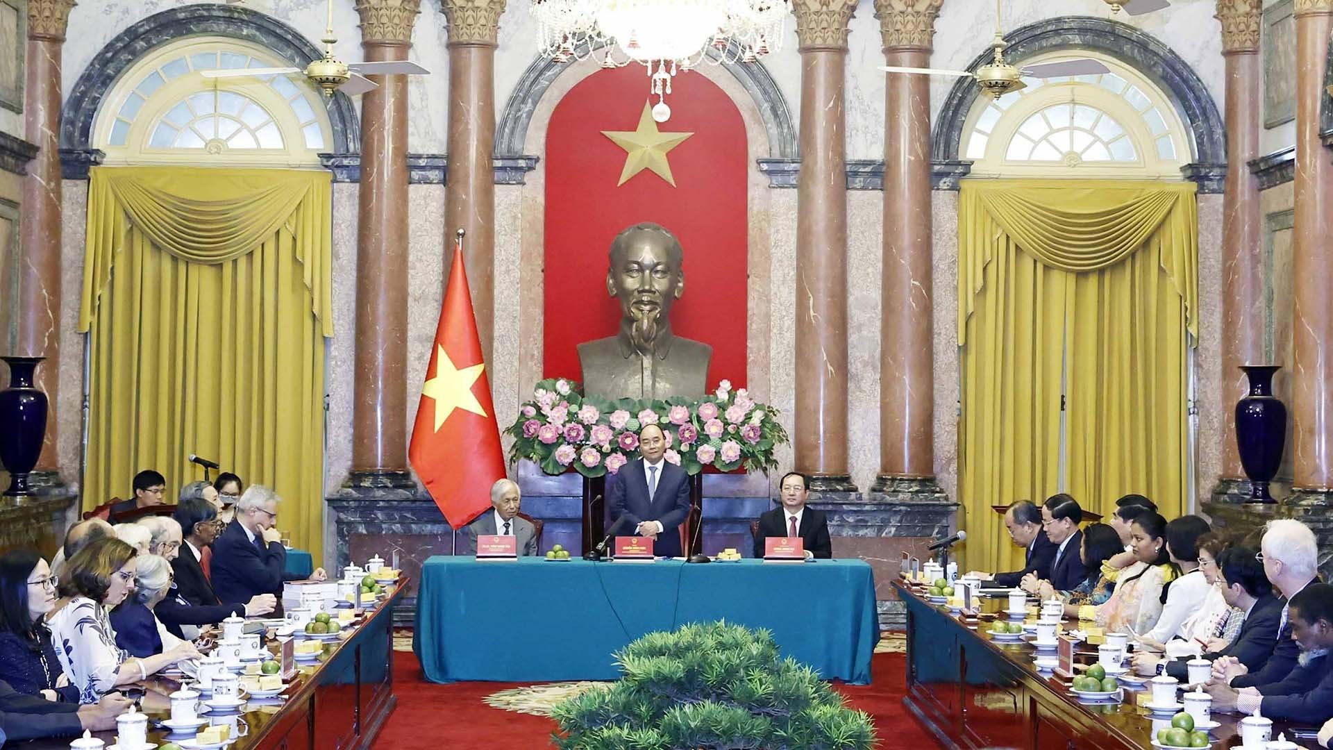Chủ tịch nước Nguyễn Xuân Phúc tiếp một số nhà khoa học quốc tế và các nhà khoa học đạt giải Nobel sang Việt Nam dự hội thảo. (Nguồn: TTXVN)