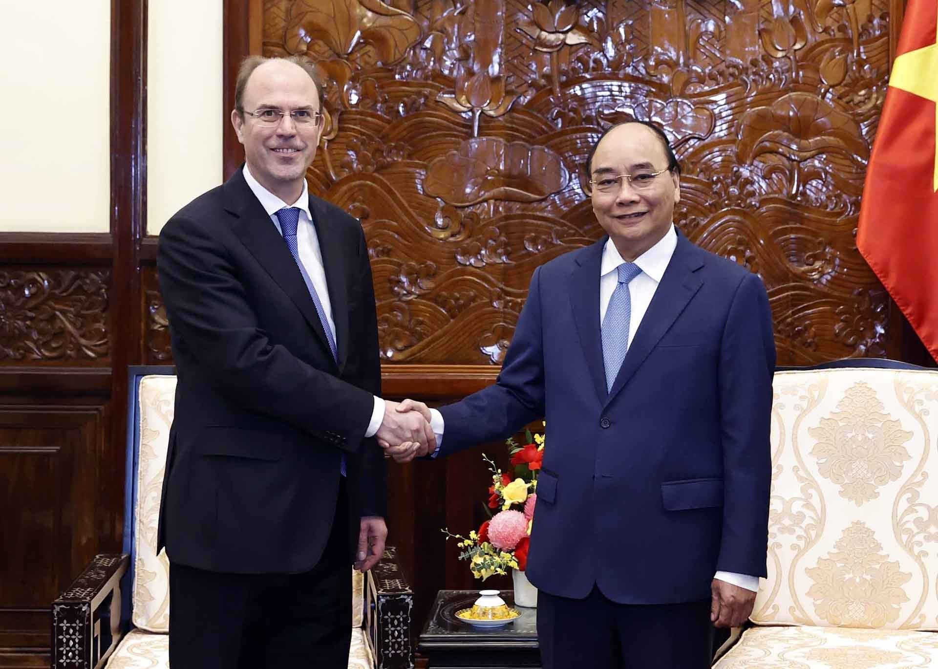 Chủ tịch nước Nguyễn Xuân Phúc tiếp các Đại sứ Hà Lan, Hungary, Australia và Luxembourg trình quốc thư Chủ tịch nước Nguyễn Xuân Phúc tiếp các Đại sứ Hà Lan, Hungary, Australia và Luxembourg trình quốc thư