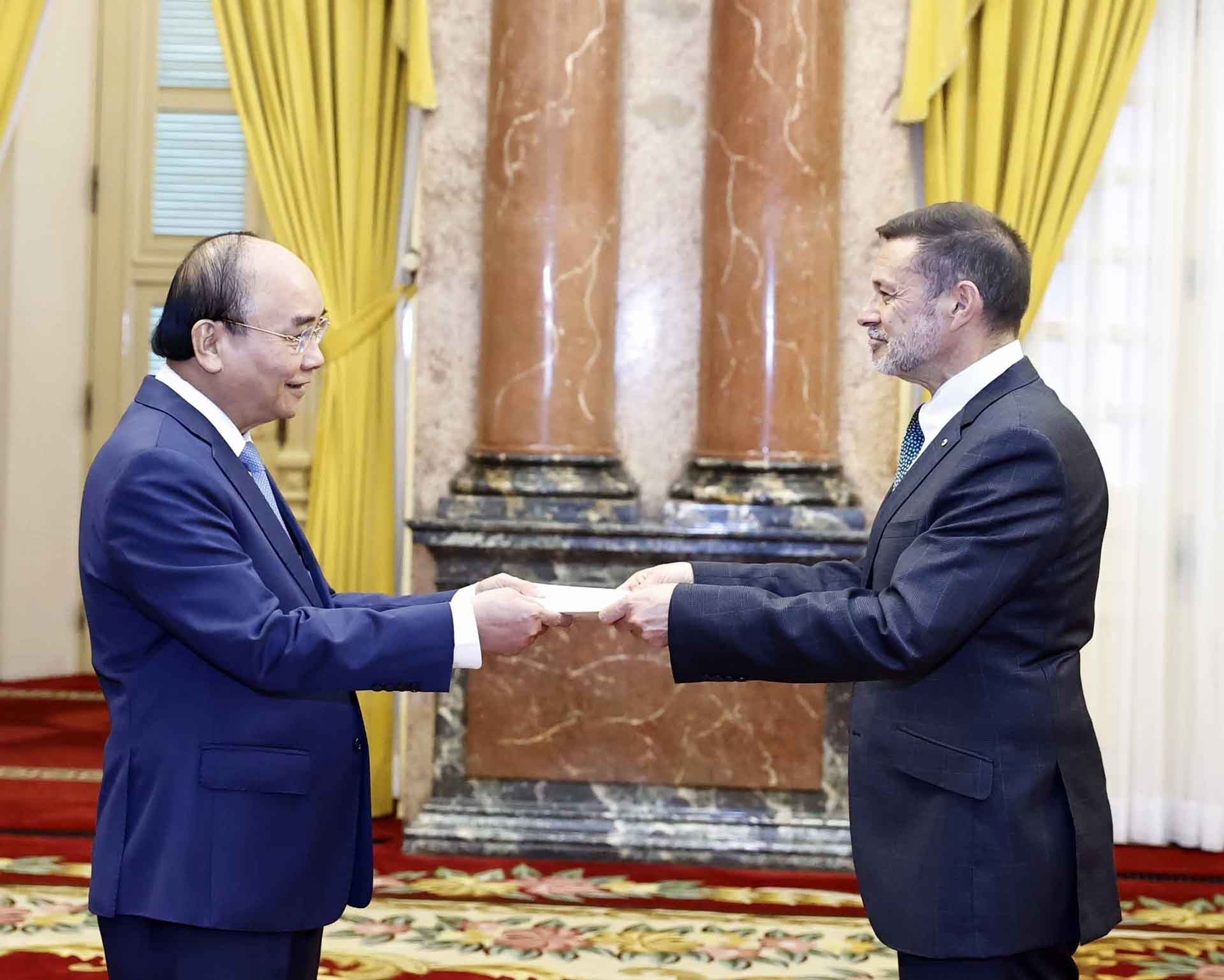 Chủ tịch nước Nguyễn Xuân Phúc tiếp các Đại sứ Hà Lan, Hungary, Australia và Luxembourg trình quốc thư Chủ tịch nước Nguyễn Xuân Phúc tiếp các Đại sứ Hà Lan, Hungary, Australia và Luxembourg trình quốc thư