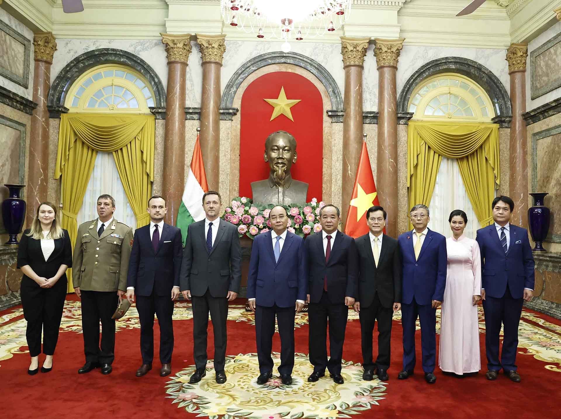 Chủ tịch nước Nguyễn Xuân Phúc tiếp các Đại sứ Hà Lan, Hungary, Australia và Luxembourg trình quốc thư Chủ tịch nước Nguyễn Xuân Phúc tiếp các Đại sứ Hà Lan, Hungary, Australia và Luxembourg trình quốc thư