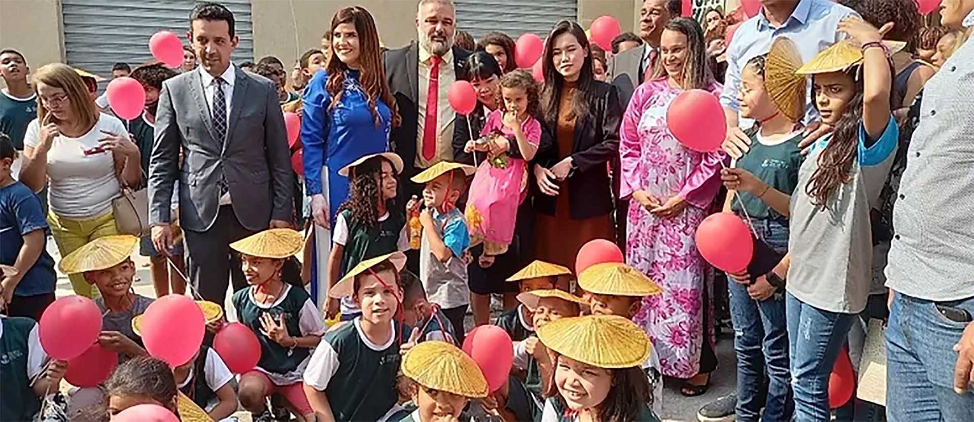 Đại sứ Phạm Thị Kim Hoa và học sinh trường Treinitec. (Nguồn: ĐSQ Việt Nam tại Brazil)