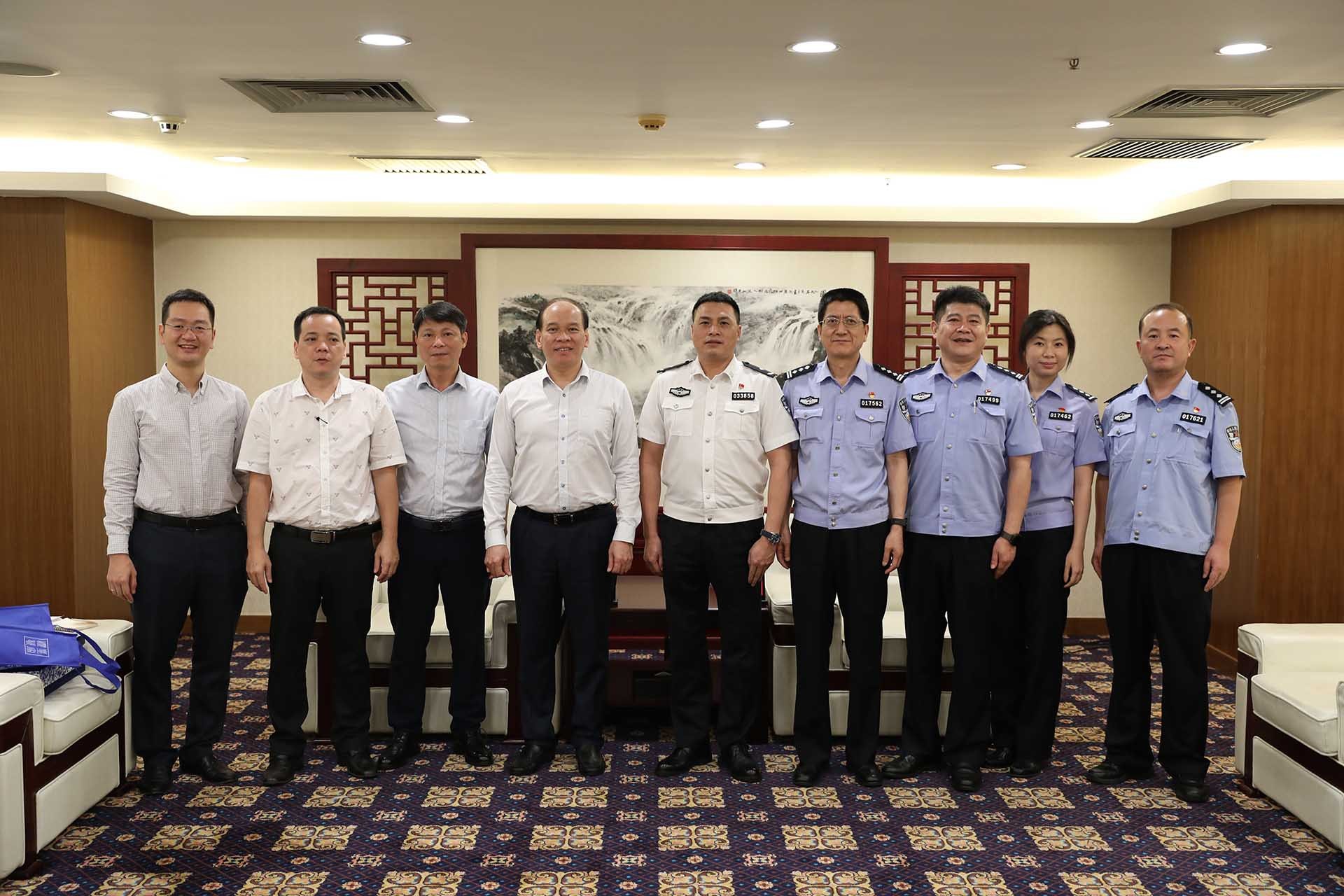 Các đại biểu chụp ảnh lưu niệm. Các đại biểu chụp ảnh lưu niệm.