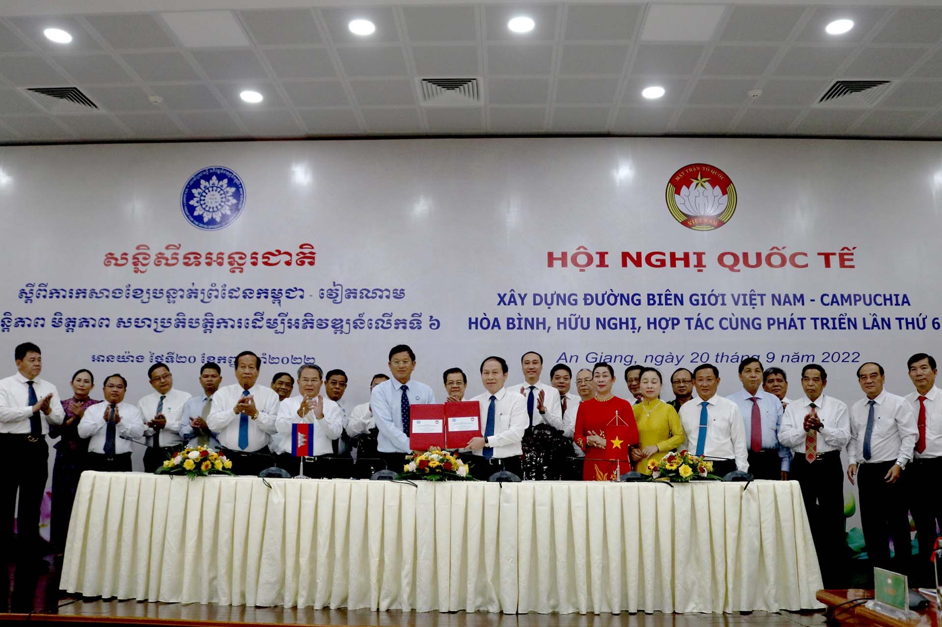 Ủy ban Trung ương Mặt trận Tổ quốc Việt Nam và Hội đồng Quốc gia Mặt trận Đoàn kết Phát triển Tổ quốc Campuchia ký Thông cáo chung Kết quả Hội nghị. (Ảnh: Chiến Khu)