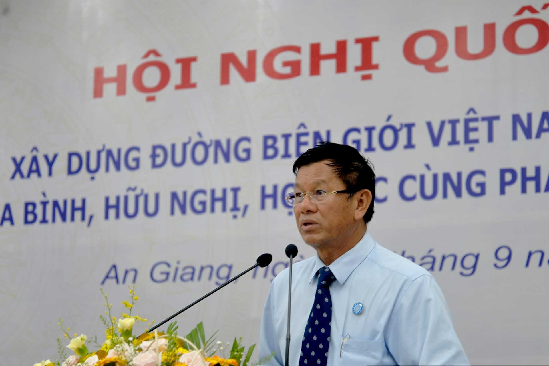 Ông Hei Bavy, Phó Chủ tịch Hội đồng Quốc gia Mặt trận Đoàn kết Phát triển Tổ quốc Campuchia phát biểu tại hội nghị. (Ảnh: Chiến Khu)