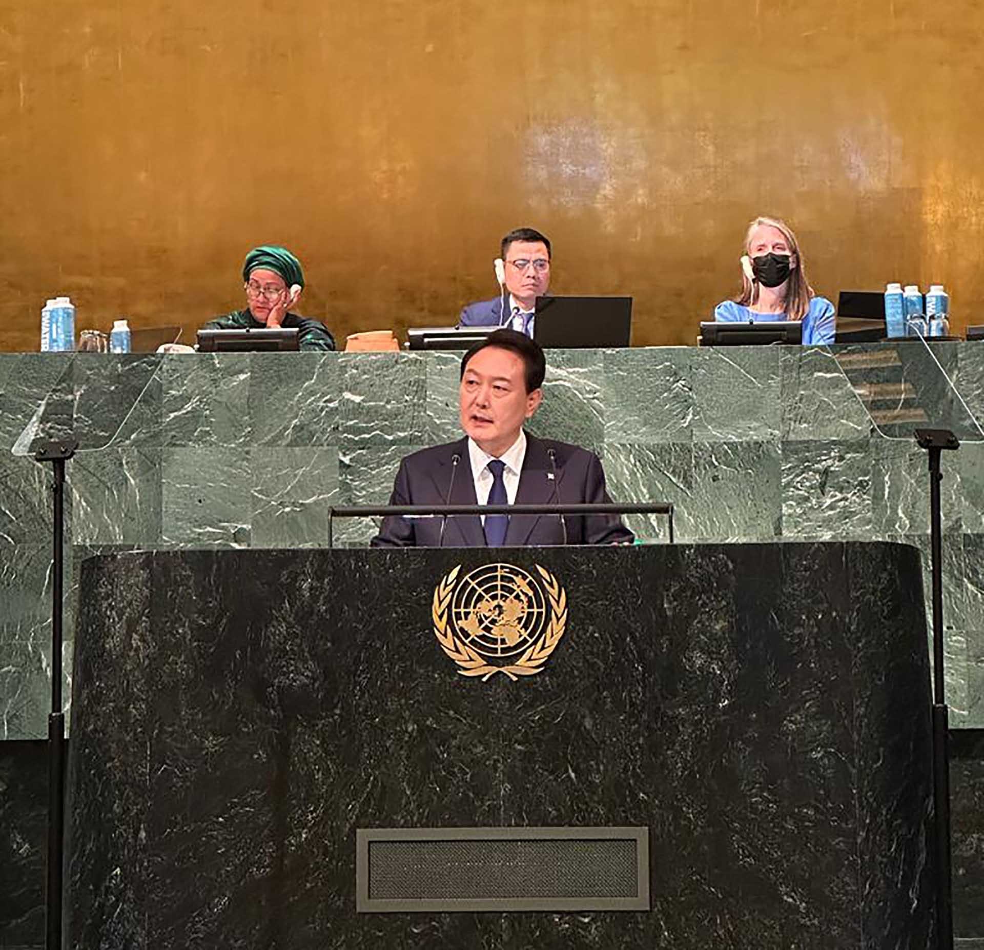 Trong vai trò Phó Chủ tịch Đại hội đồng Liên hợp quốc, Đại sứ Đặng Hoàng Giang, Trưởng Phái đoàn Việt Nam tại Liên hợp quốc đã tham gia điều hành khai mạc Phiên thảo luận chung. 