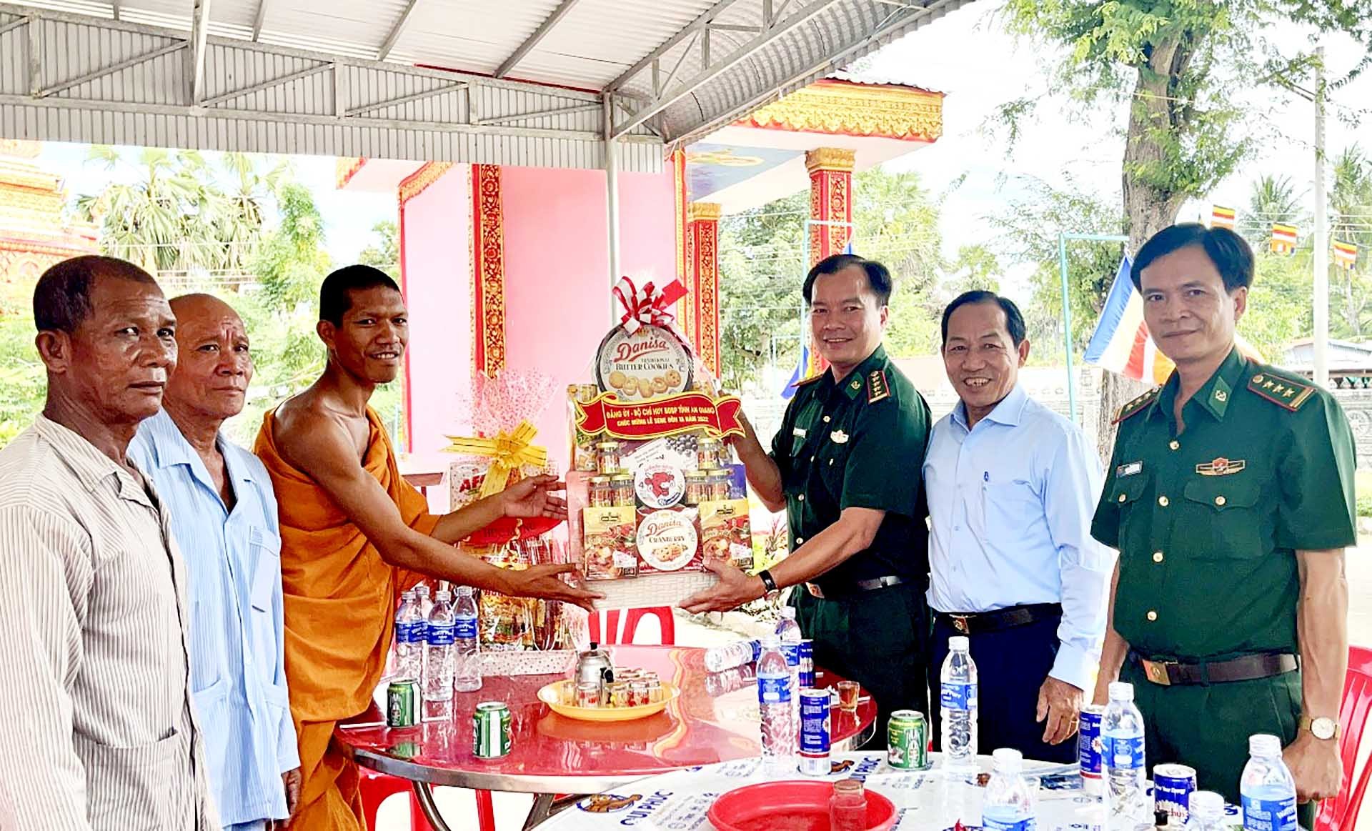 Bộ Chỉ huy Bộ đội Biên phòng An Giang tặng quà chúc mừng Lễ Sen Dolta tại chùa T'rass (Tà Ngáo) thuộc xã An Phú, huyện Tịnh Biên, tỉnh An Giang. (Ảnh: Chiến Khu)